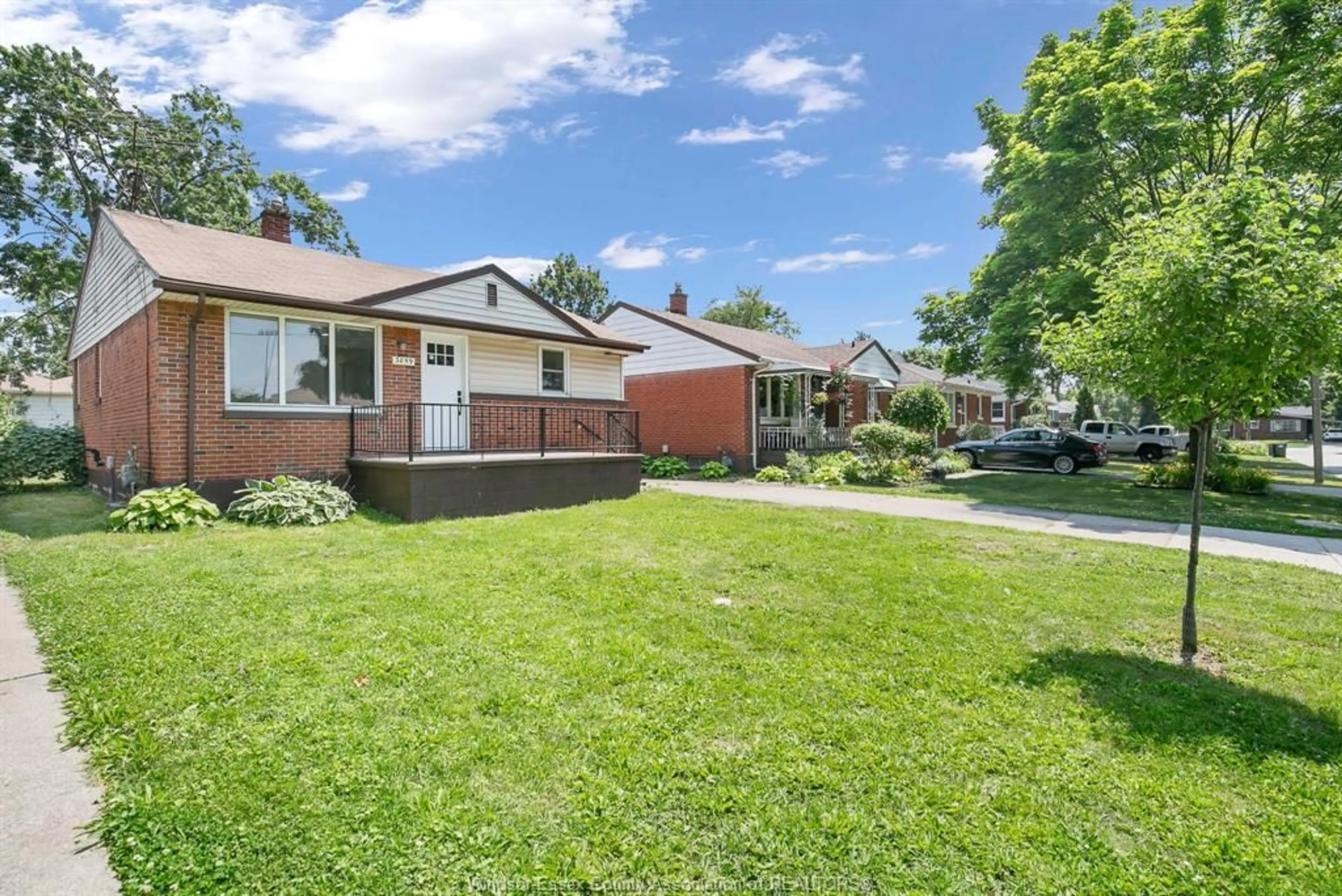 Frontside or backside of a home for 3859 BIRCH St, Windsor Ontario N9C 1Z4