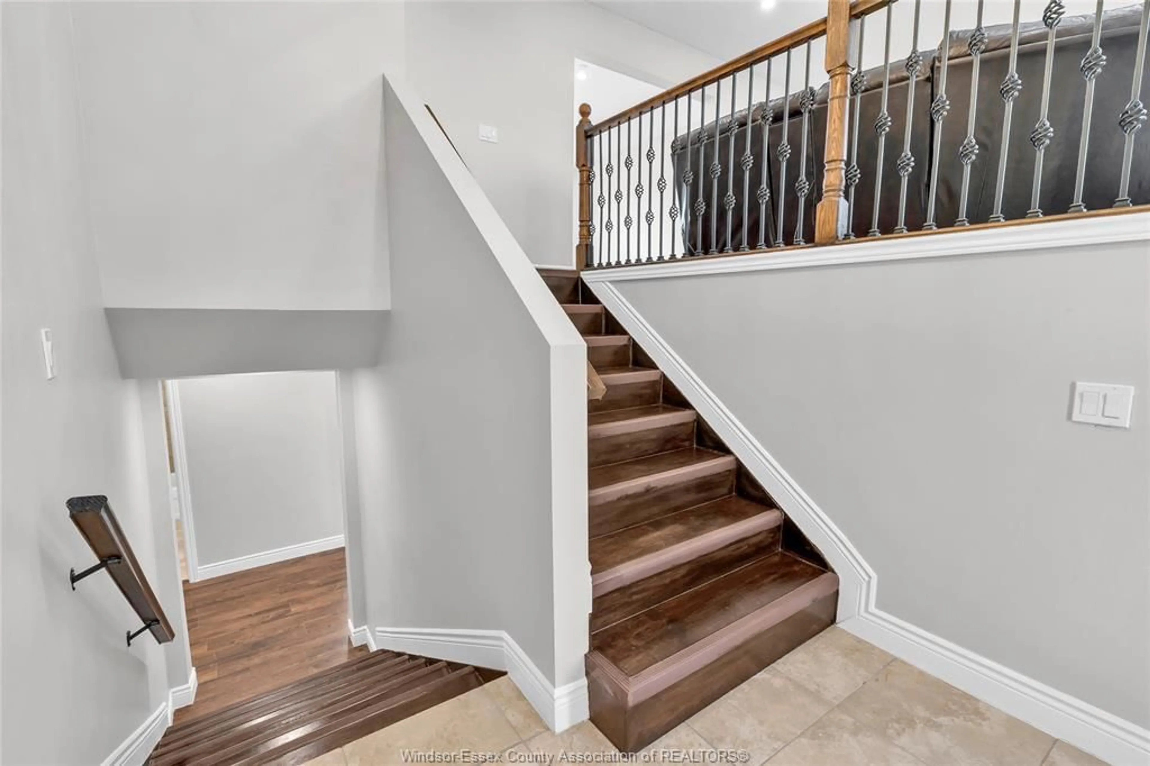 Stairs for 854 TOWNLINE Rd, Kingsville Ontario N0R 1R0