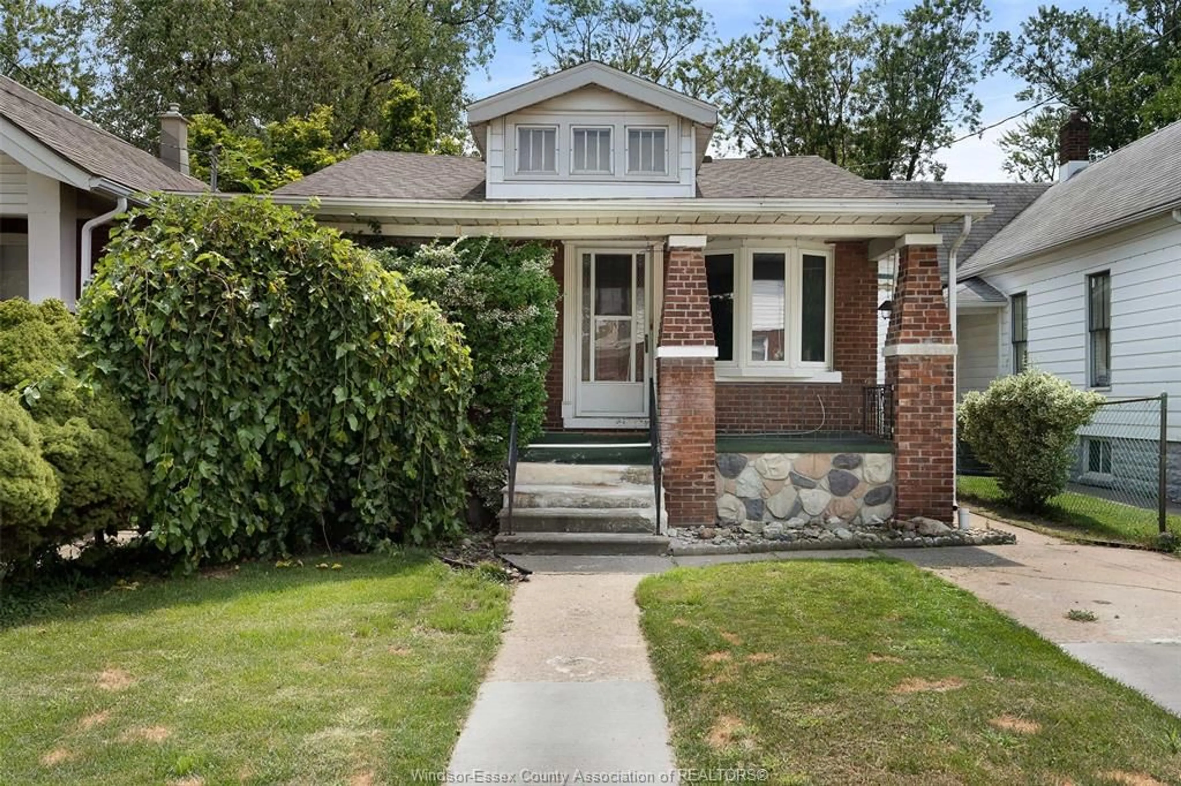 Frontside or backside of a home, cottage for 577 Allendale, Windsor Ontario N8X 2C4