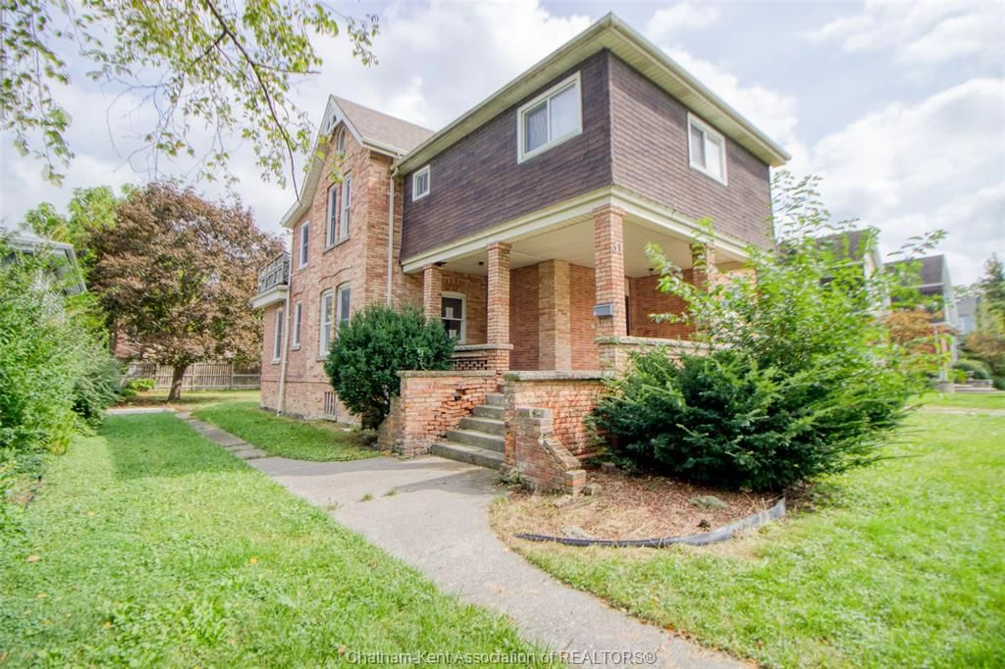 Home with brick exterior material for 31 Dufferin Ave, Chatham Ontario N7M4W6