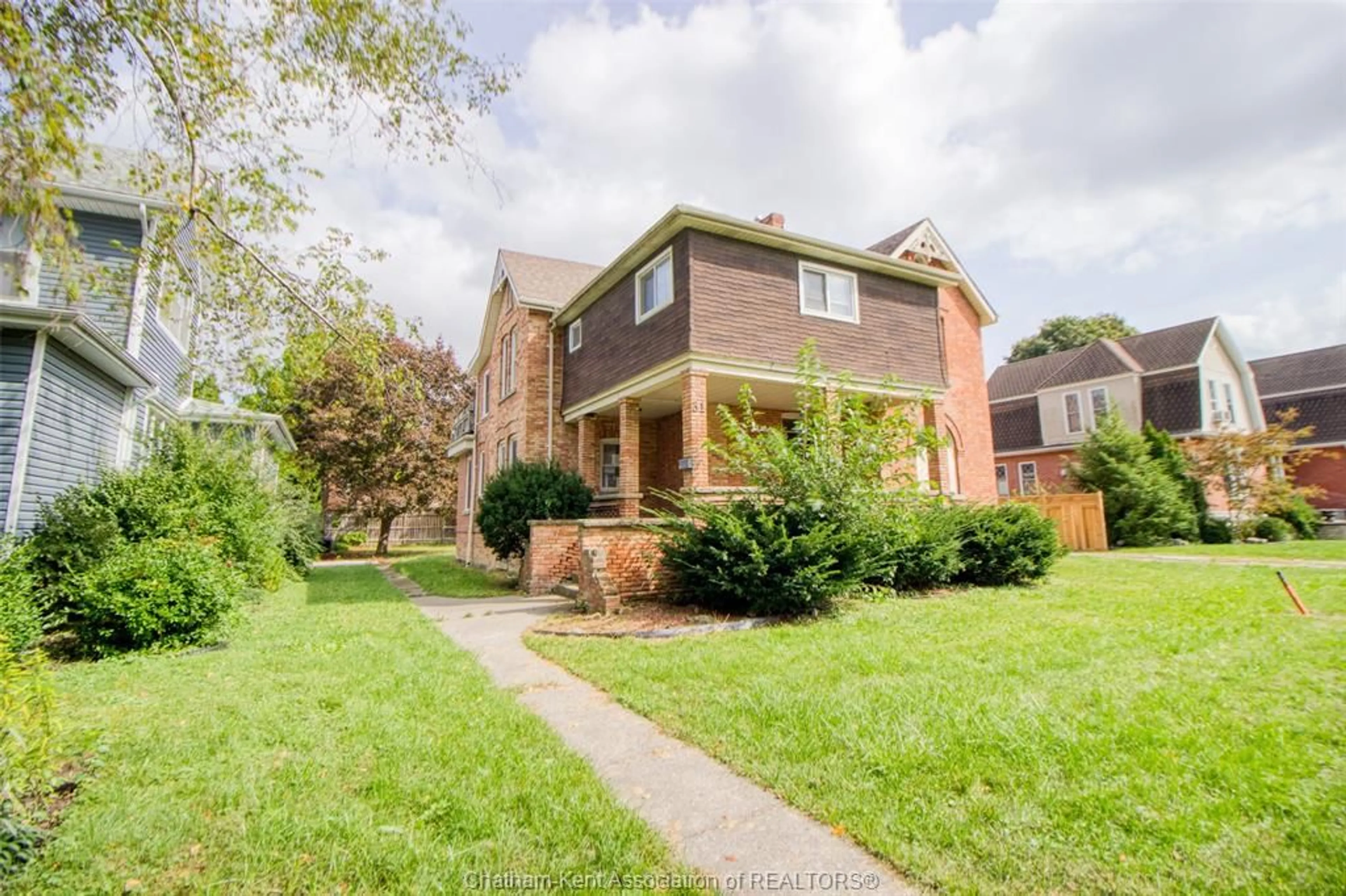 Frontside or backside of a home, the street view for 31 Dufferin Ave, Chatham Ontario N7M4W6