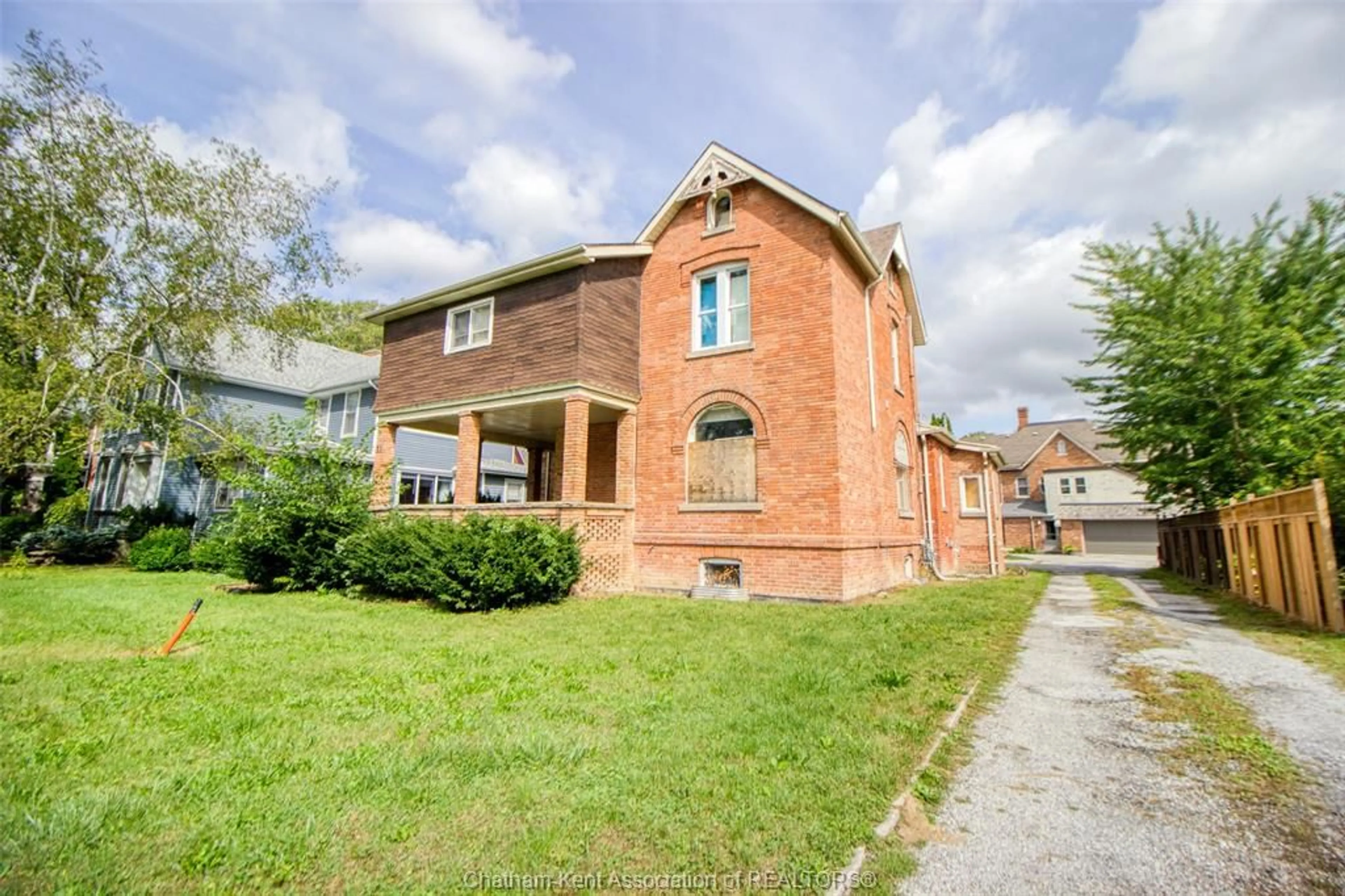 Frontside or backside of a home, the street view for 31 Dufferin Ave, Chatham Ontario N7M4W6