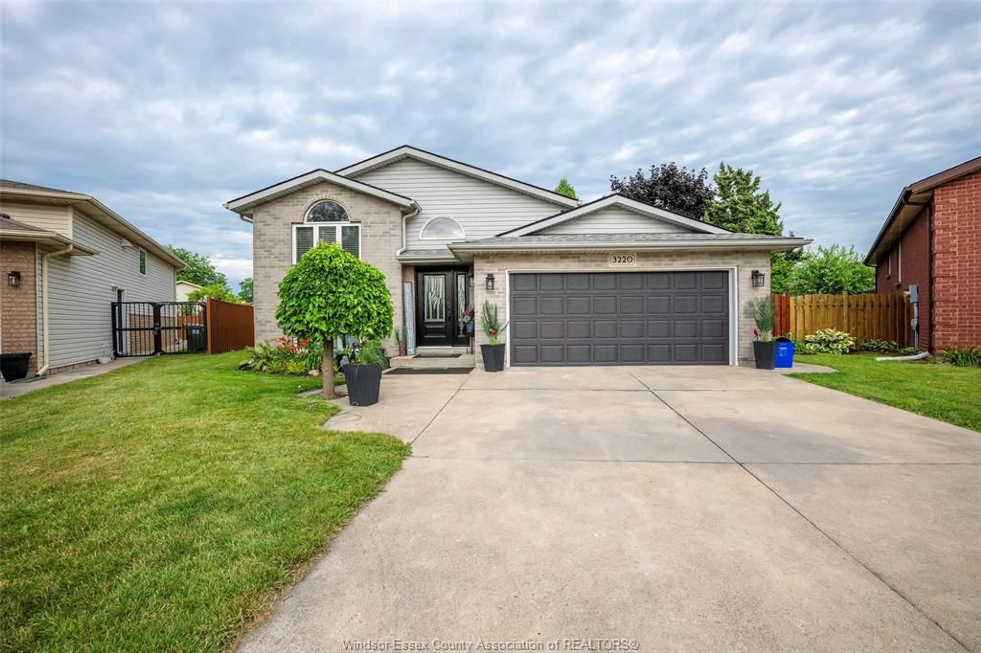 Frontside or backside of a home for 3220 CANDLEWOOD Cres, Windsor Ontario N8W 5M8