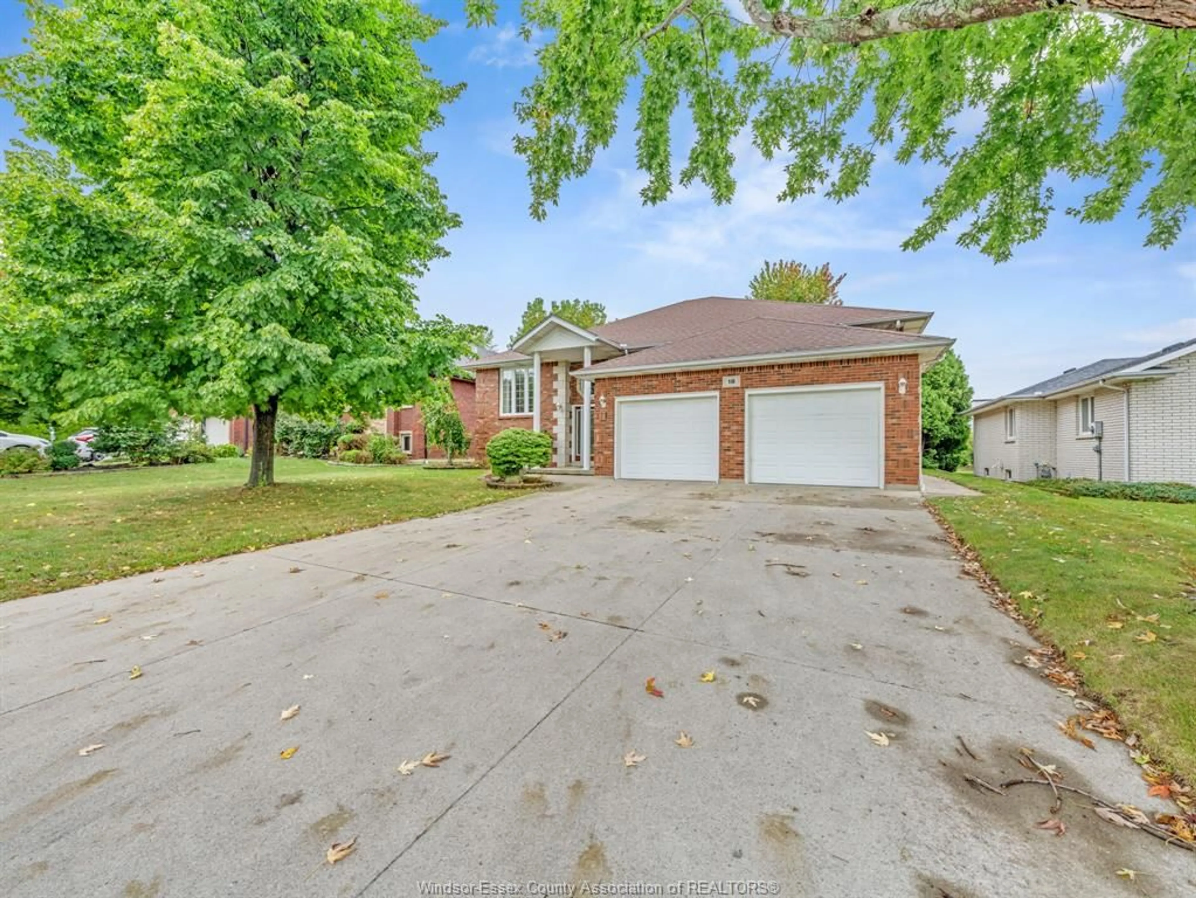 Frontside or backside of a home, the street view for 18 SHAWNEE Crt, Leamington Ontario N8H 5A8