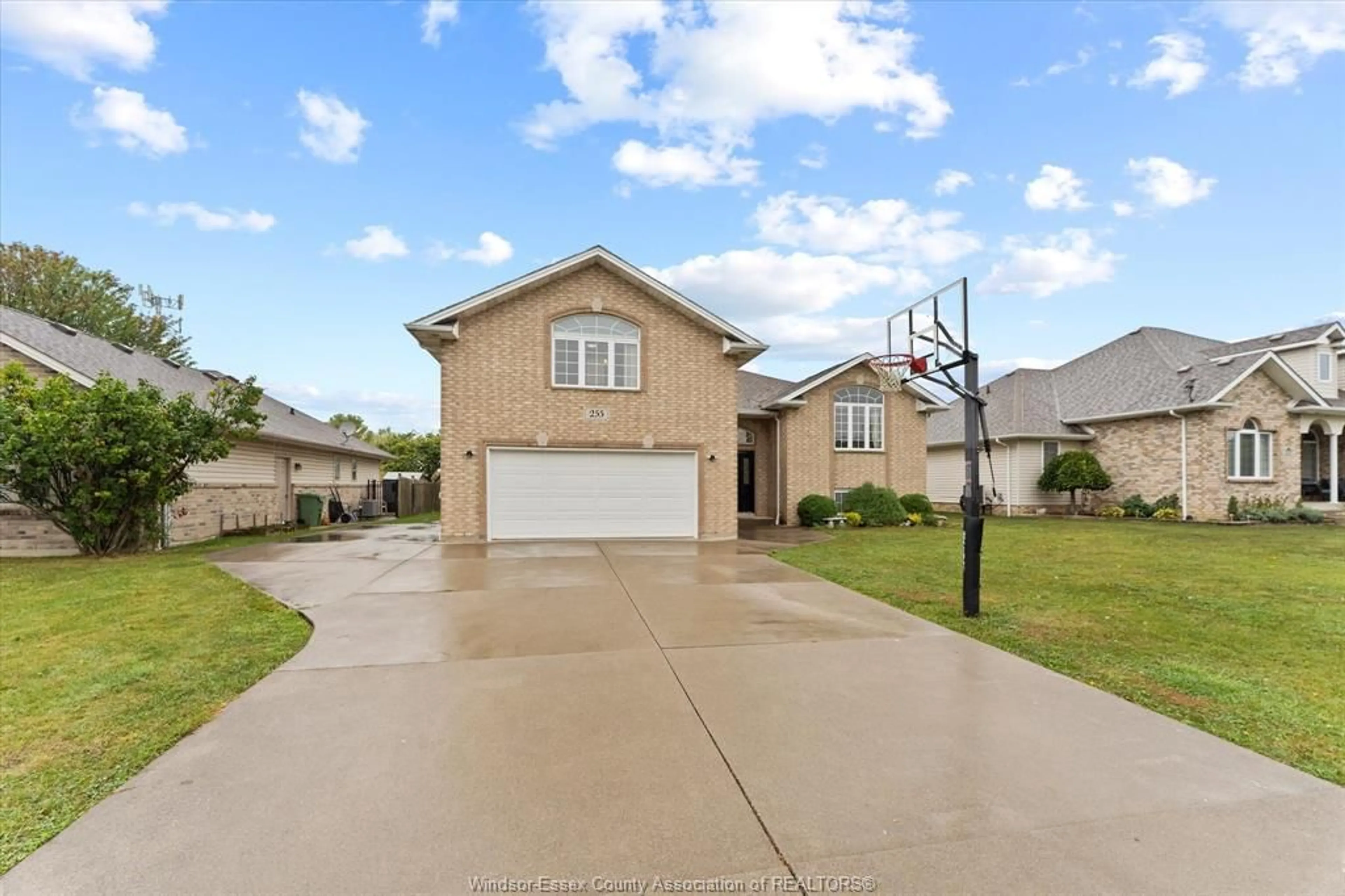 Frontside or backside of a home, the street view for 255 GOLFVIEW Dr, Amherstburg Ontario N9V 4C3