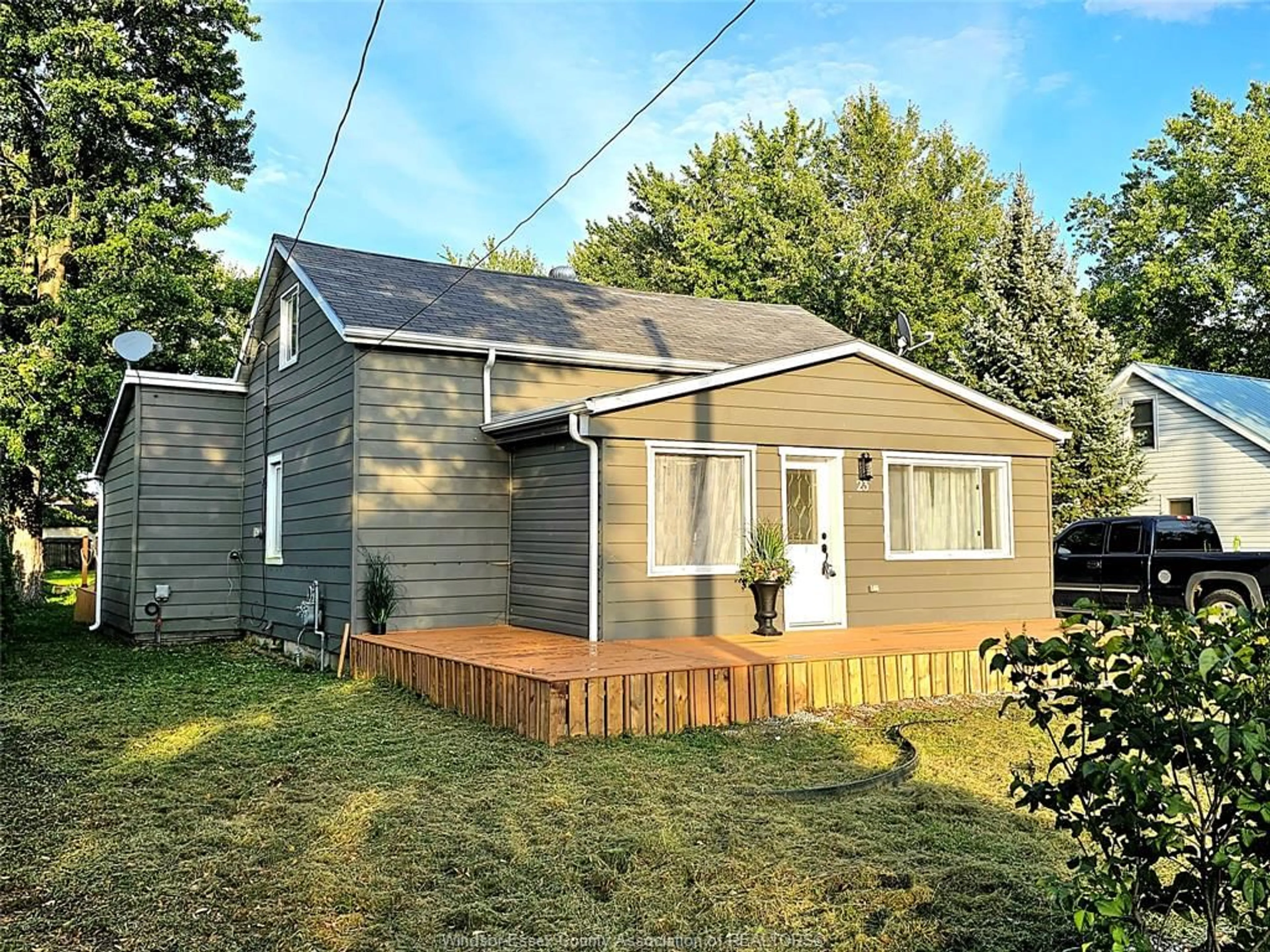 Cottage for 23 ELLA St, Tilbury Ontario N0P 2L1