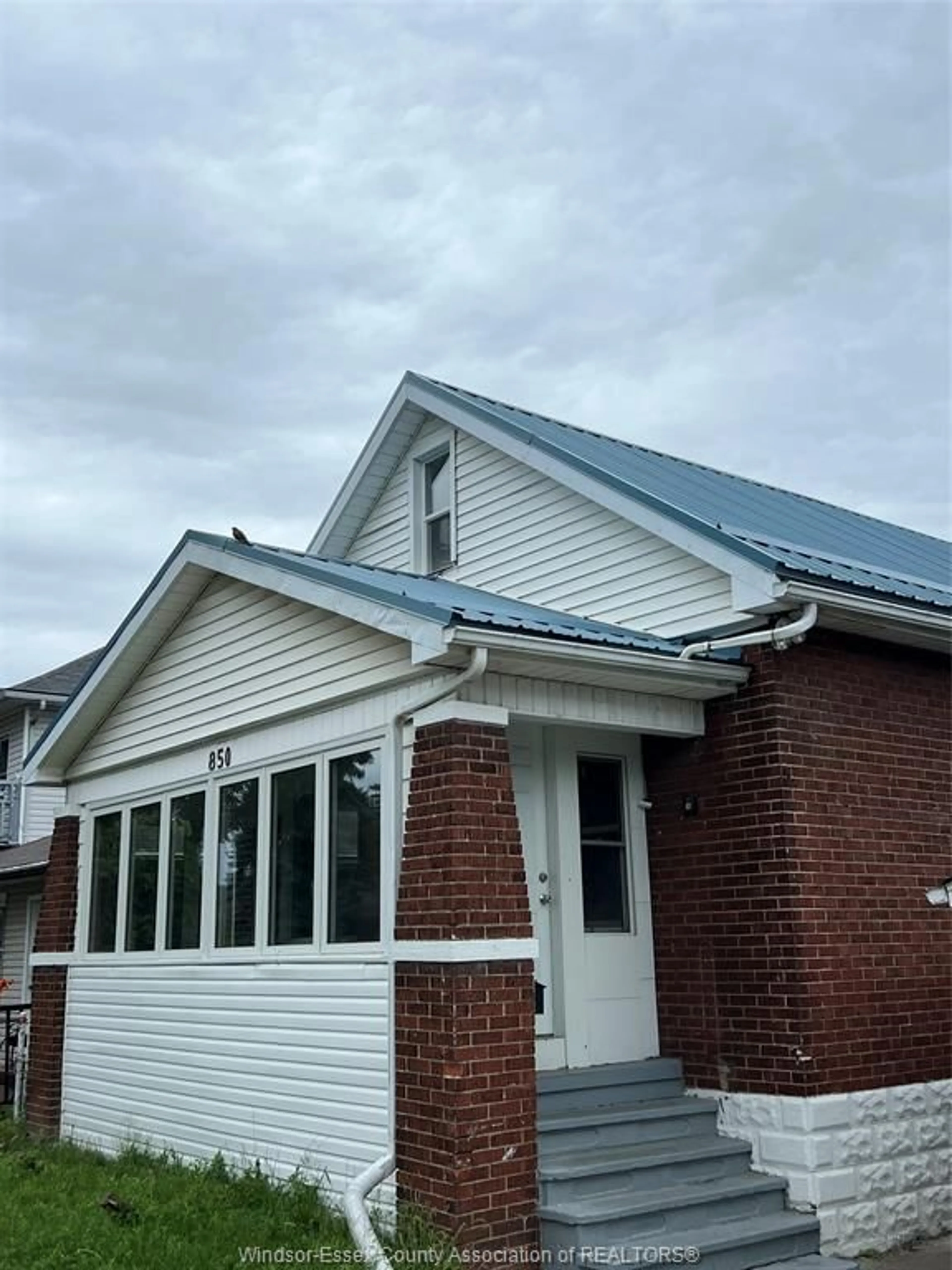 Home with vinyl exterior material for 850 ELLROSE Ave, Windsor Ontario N8Y 3W7