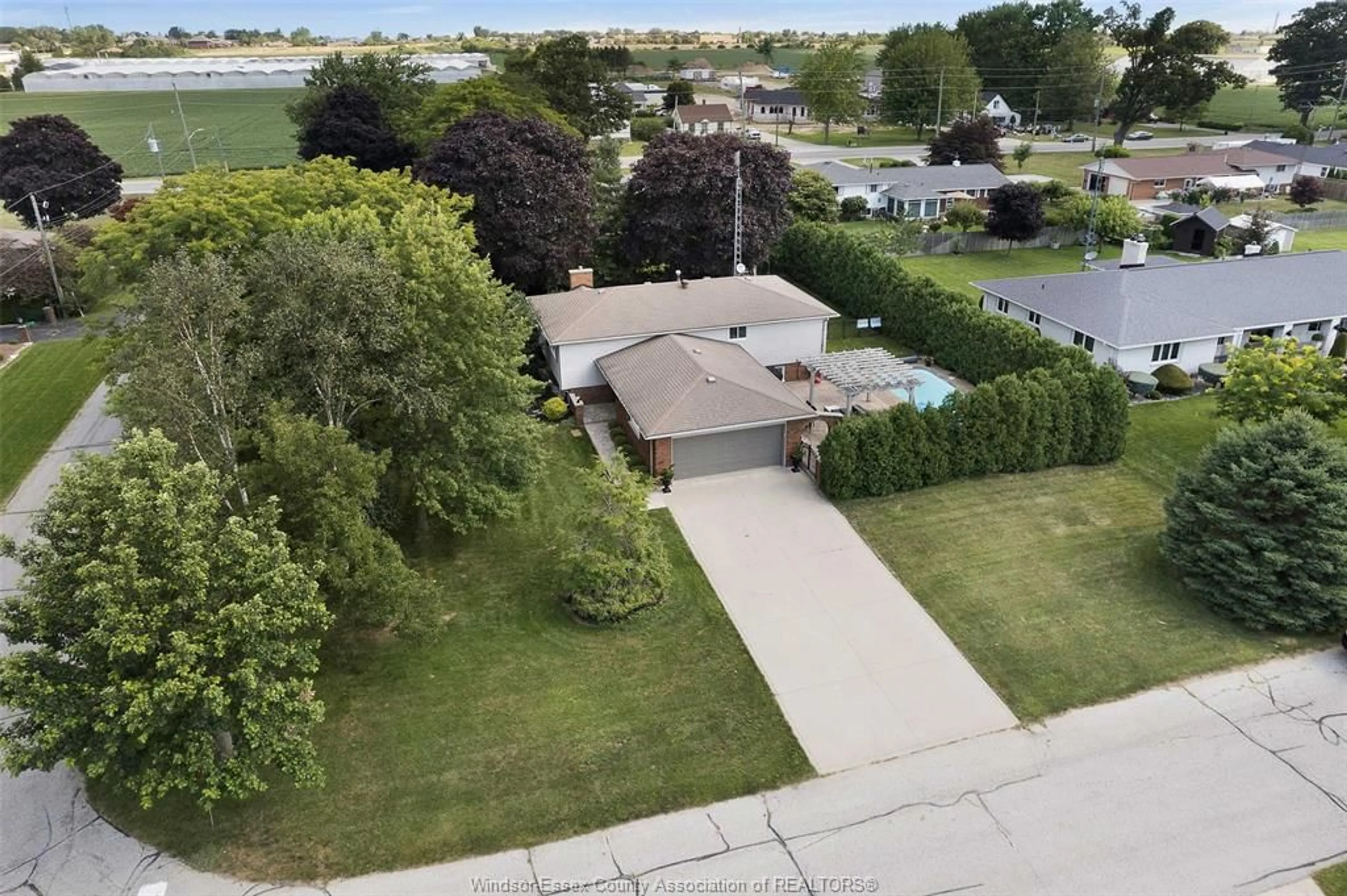 Frontside or backside of a home, the street view for 10 KENNETH Dr, Leamington Ontario N8H 4B3