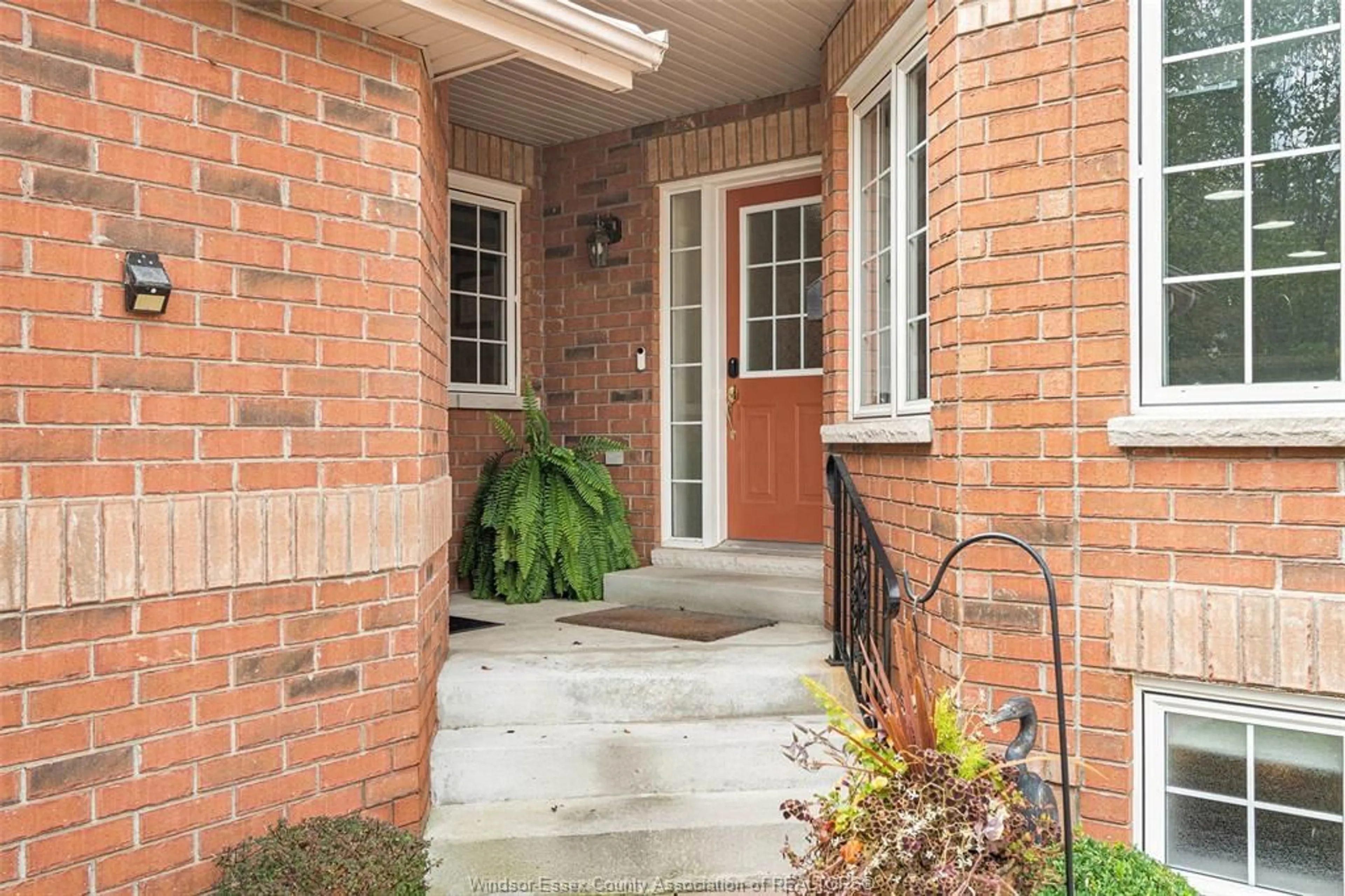 Indoor entryway, cement floor for 32 ROBSON Rd #2, Leamington Ontario N8H 2M9