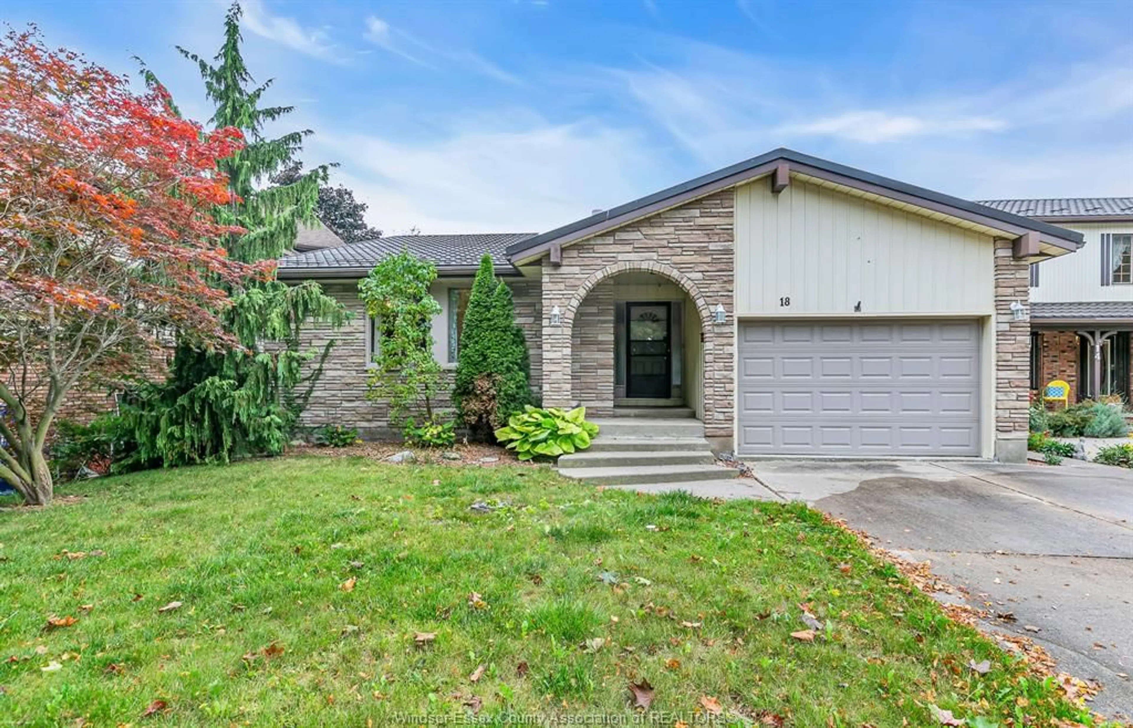 Home with brick exterior material for 18 UNIVERSITY Dr, Chatham Ontario N7L 4V5