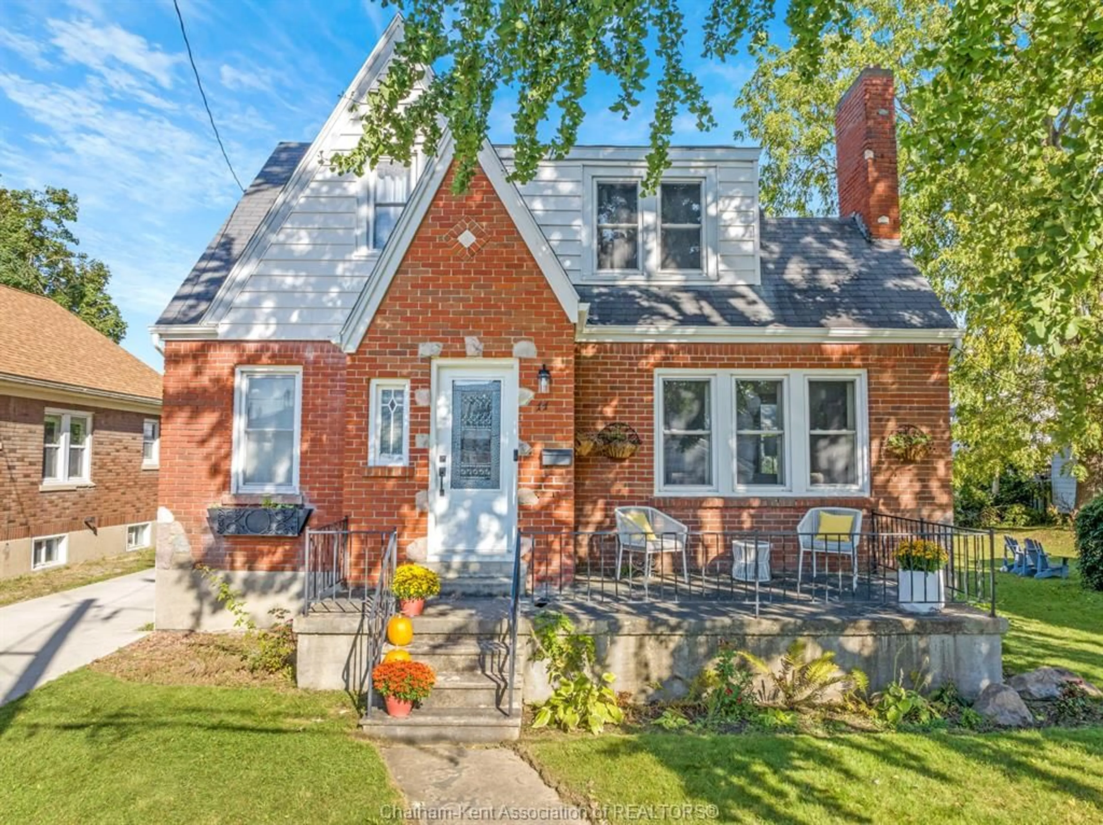 Home with brick exterior material for 11 College St, Chatham Ontario N7M 4W7