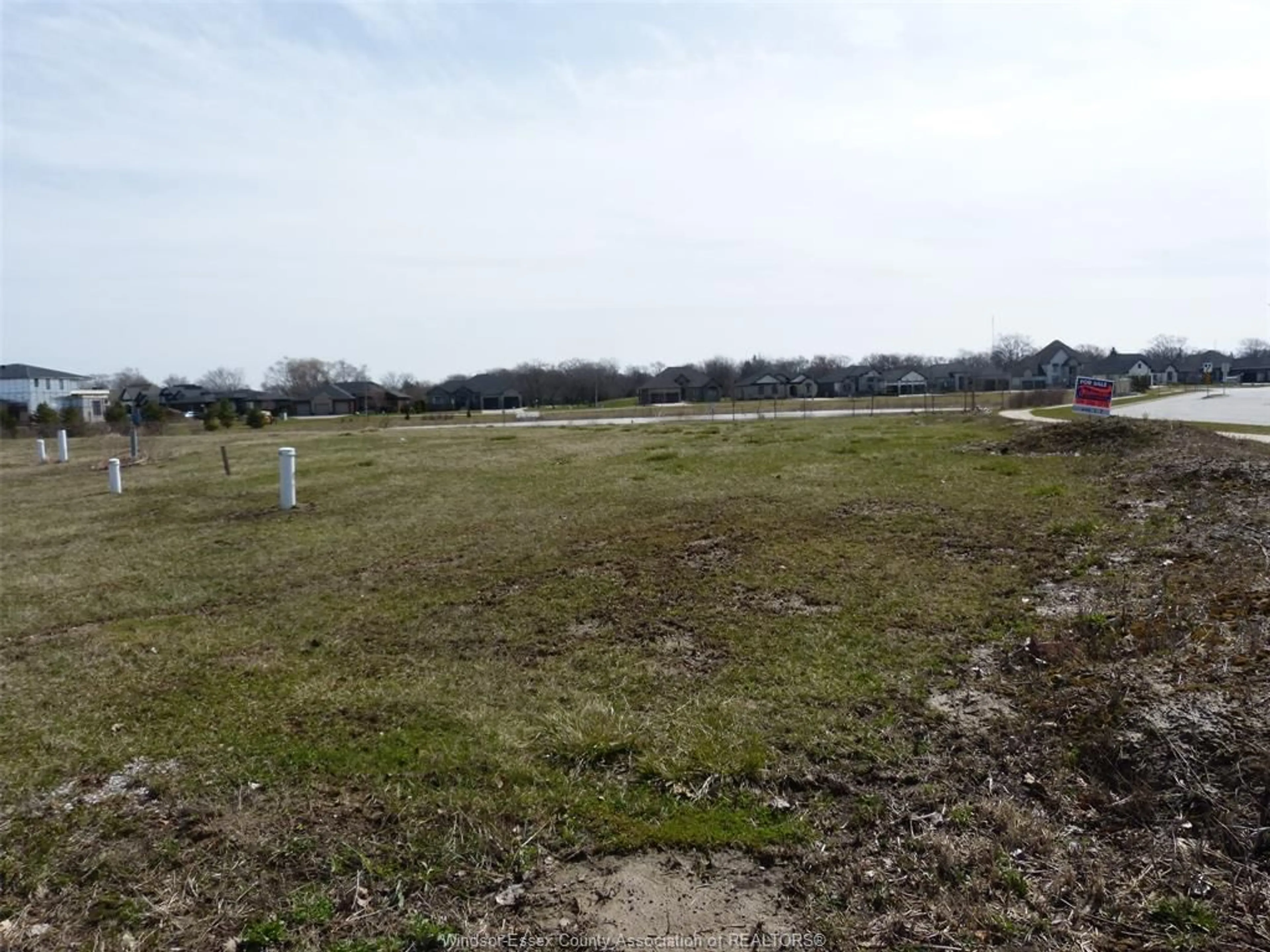 Blurry image for 2 ST. ANDREWS Crt, Leamington Ontario N8H 0C7