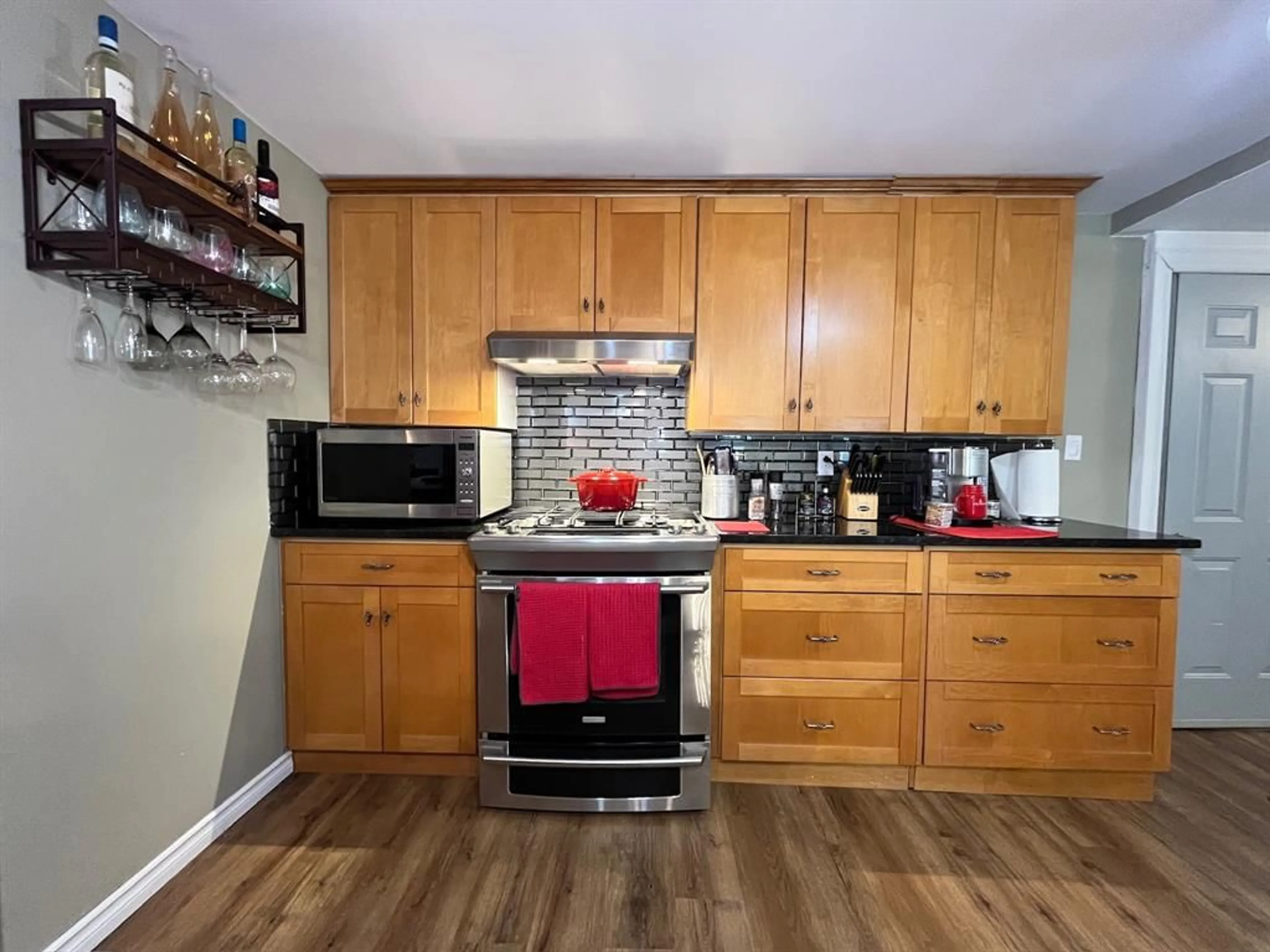 Standard kitchen, wood/laminate floor for 3292 WALNUT St, Brooke-Alvinston Ontario N0N1K0