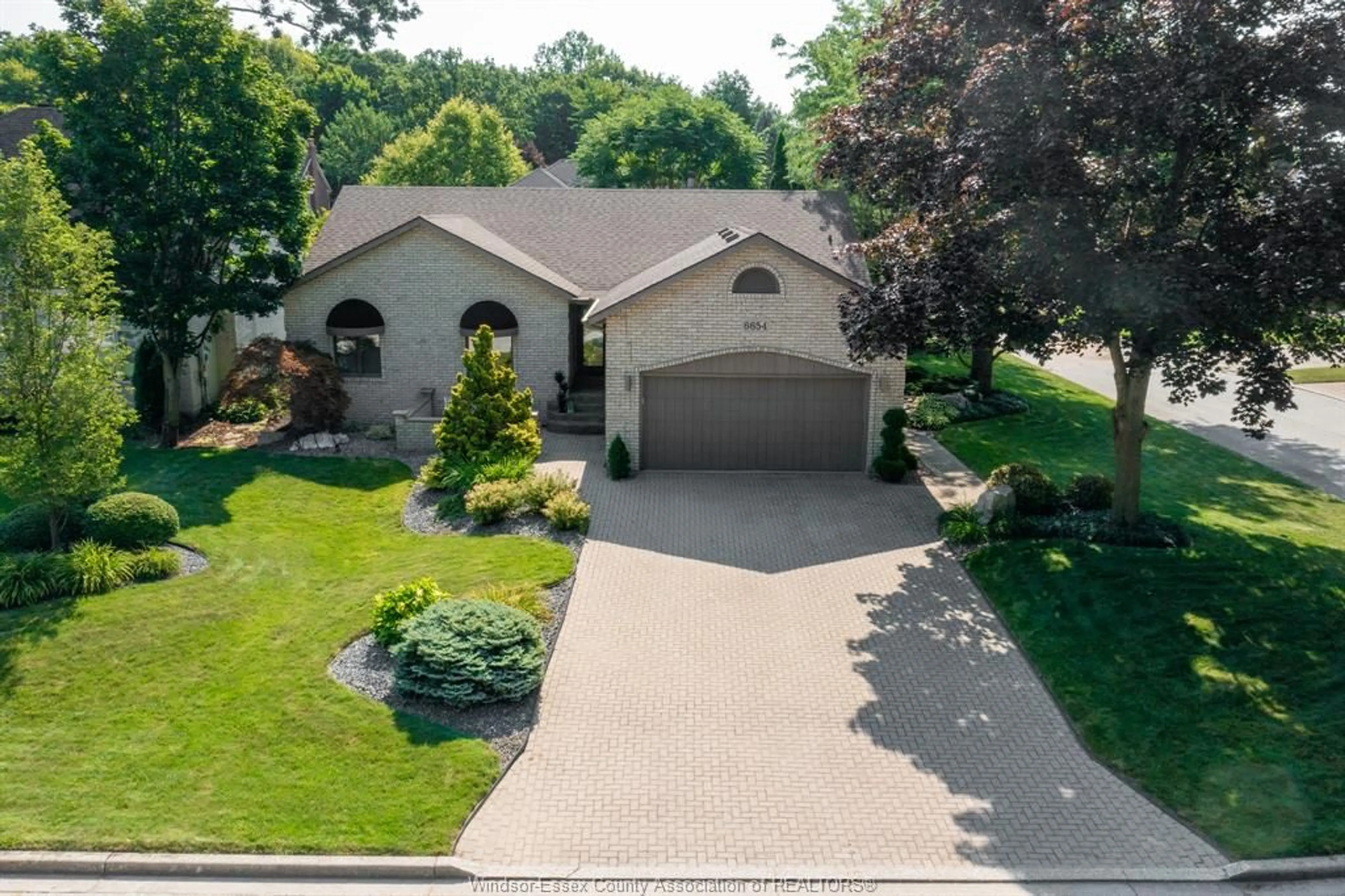 Frontside or backside of a home, the street view for 6654 Miranda Crt, LaSalle Ontario N9J 3G7