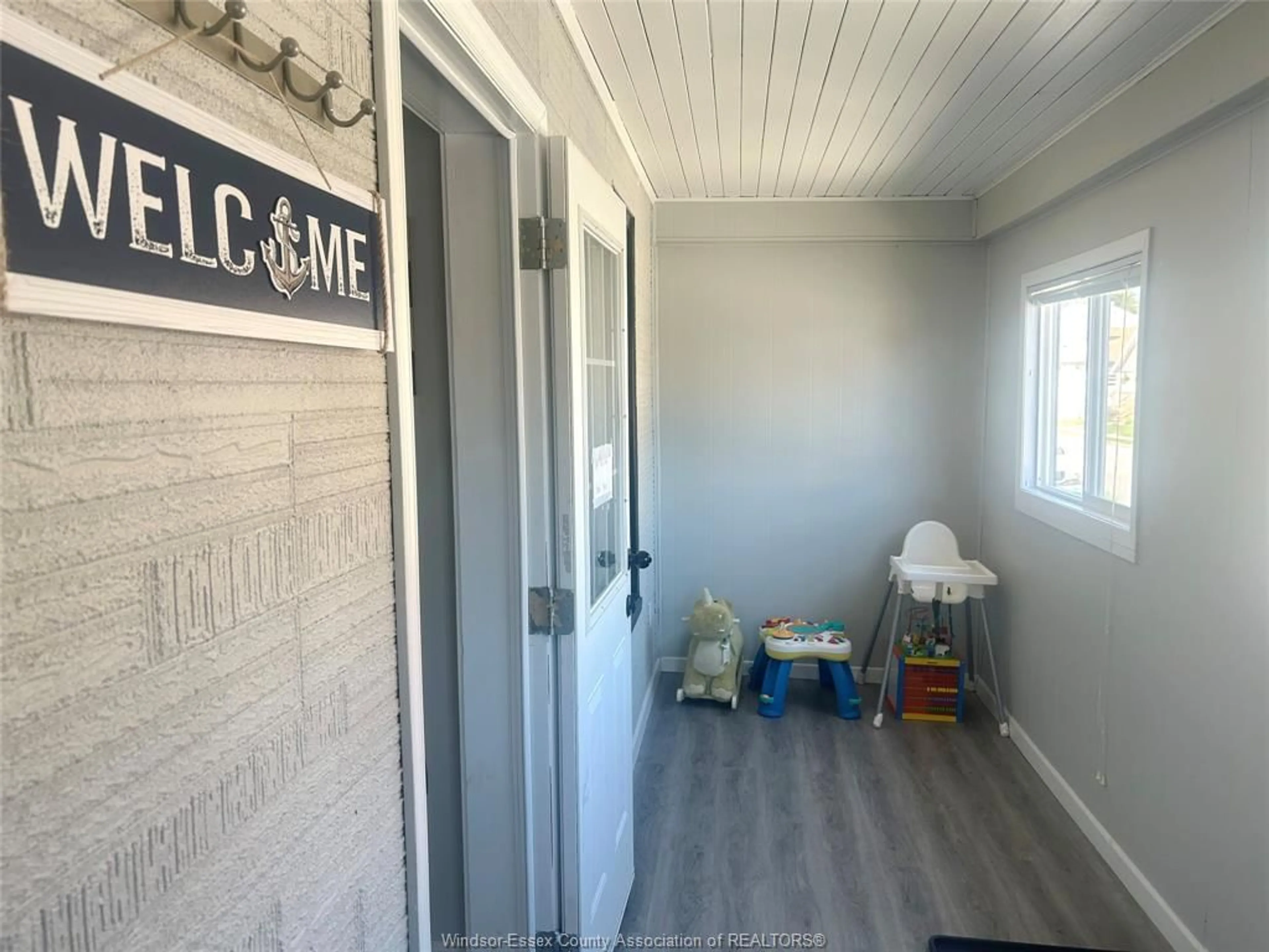 Indoor entryway, cement floor for 1641 Drouillard Rd, Windsor Ontario N8Y 2S4