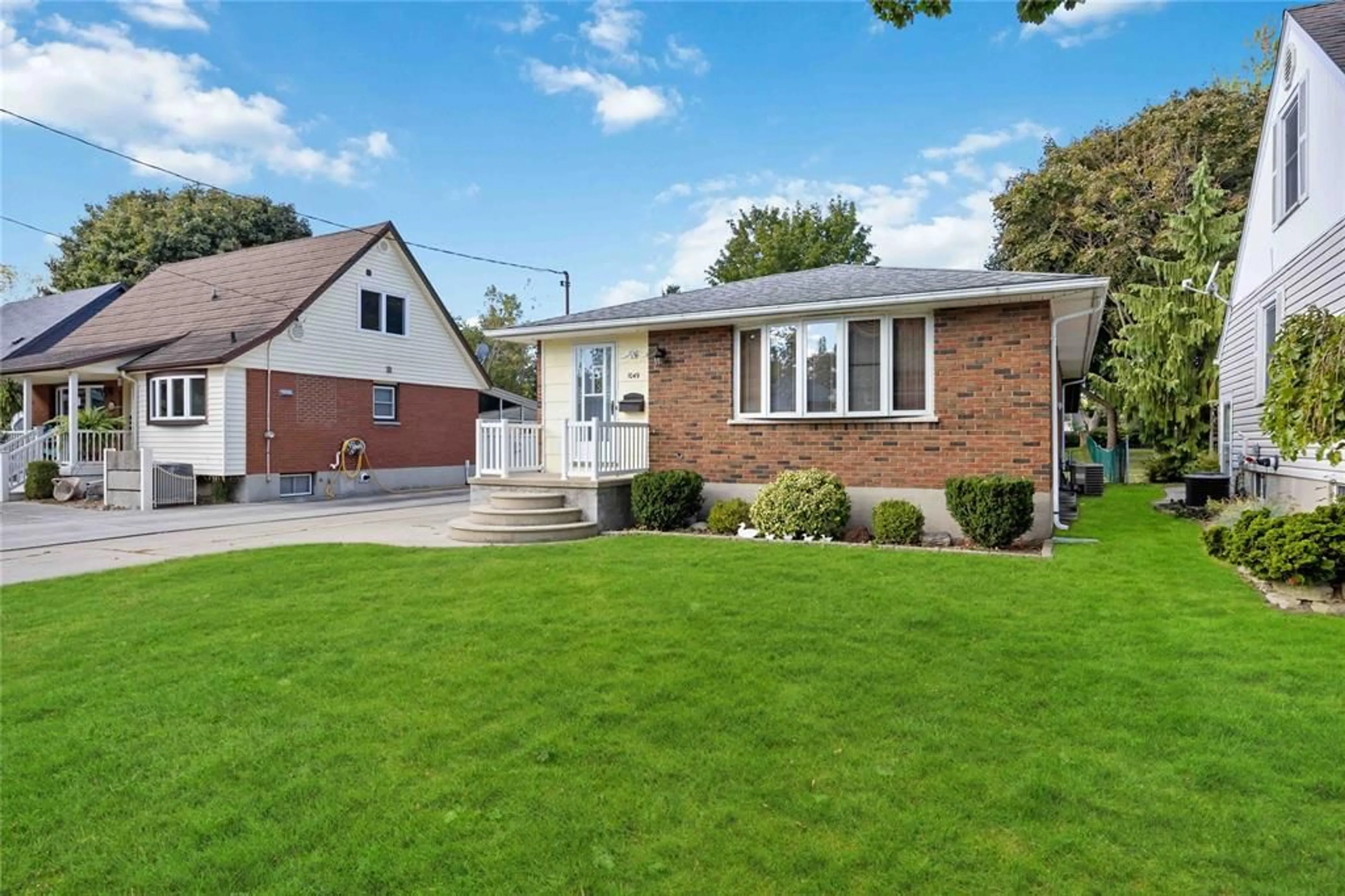 Frontside or backside of a home, cottage for 1049 BRIARFIELD Ave, Sarnia Ontario N7V 4A2