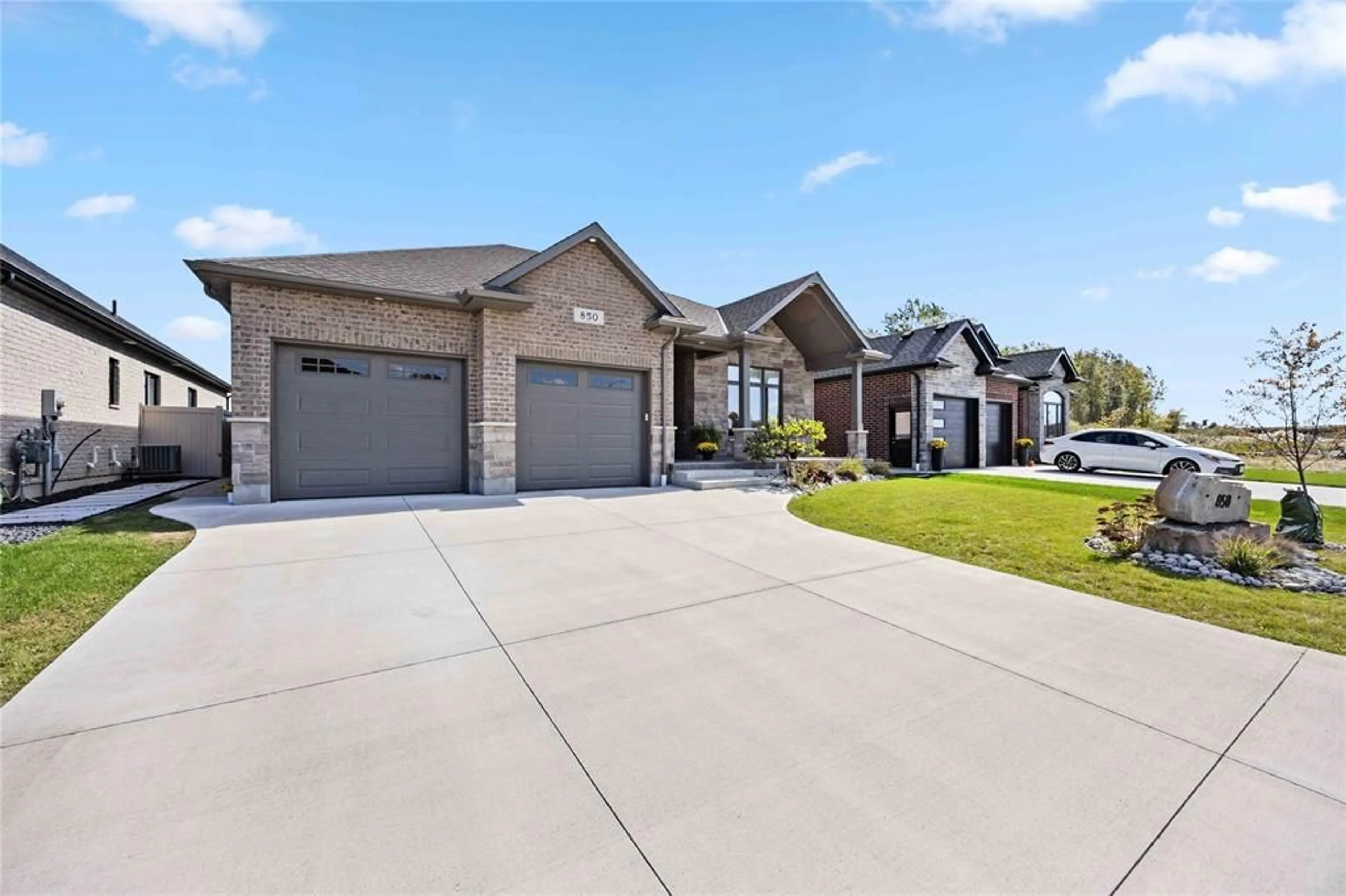 Frontside or backside of a home, the street view for 850 MAGNOLIA Lane, Sarnia Ontario N7S 0G4