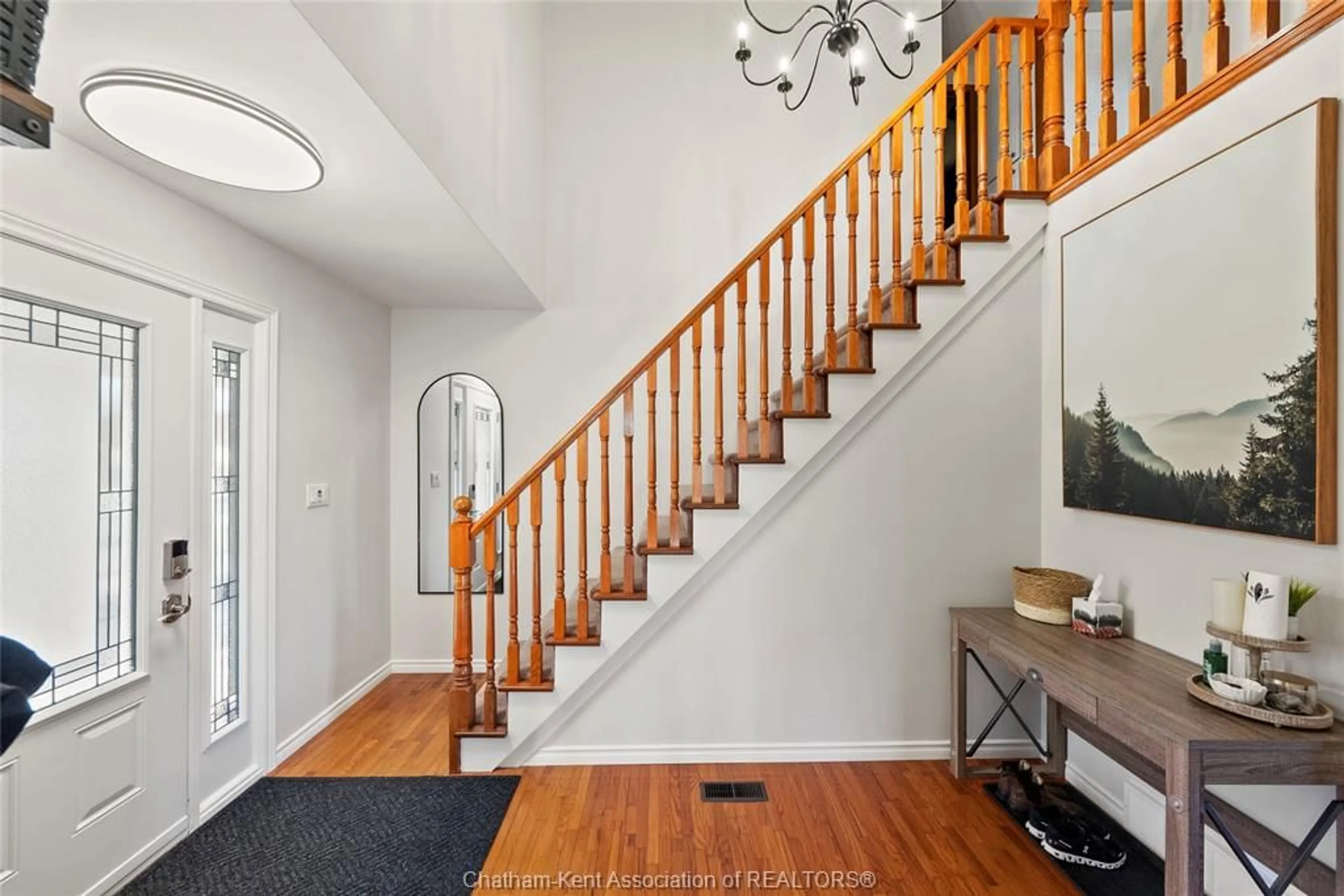 Indoor entryway, wood floors for 29 Balmoral Pl, Wallaceburg Ontario N8A 2E2