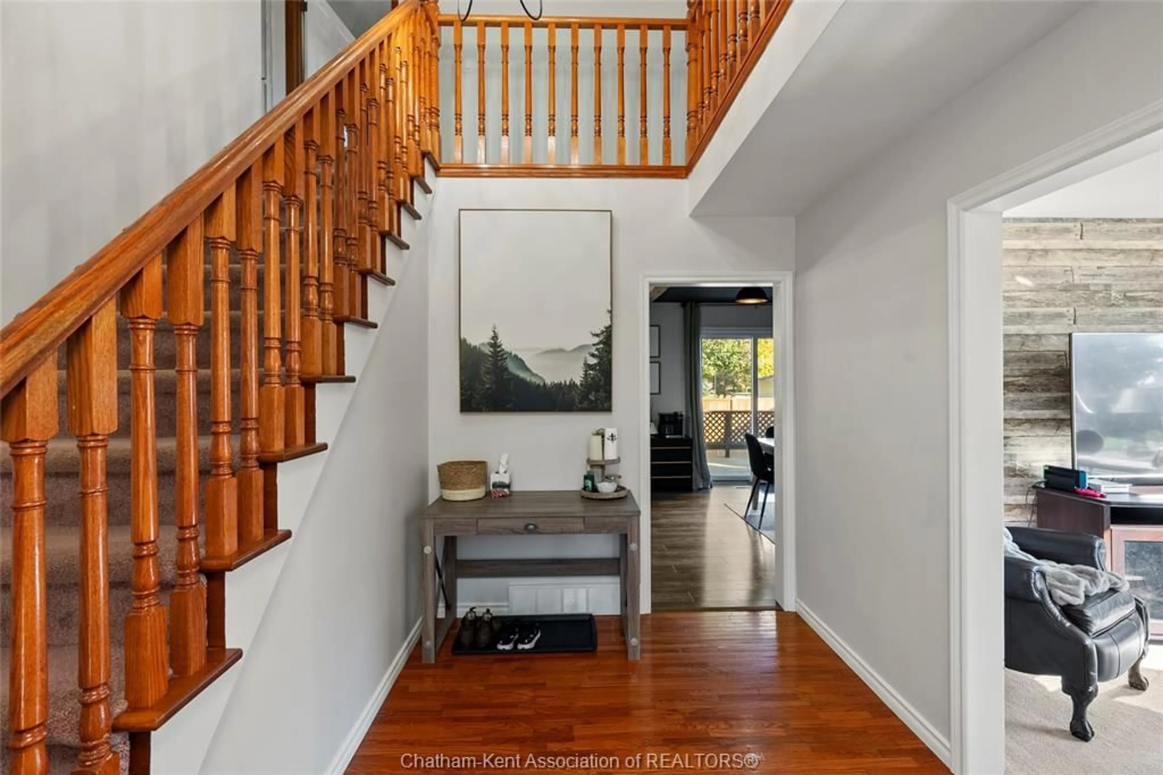 Indoor entryway, wood floors for 29 Balmoral Pl, Wallaceburg Ontario N8A 2E2