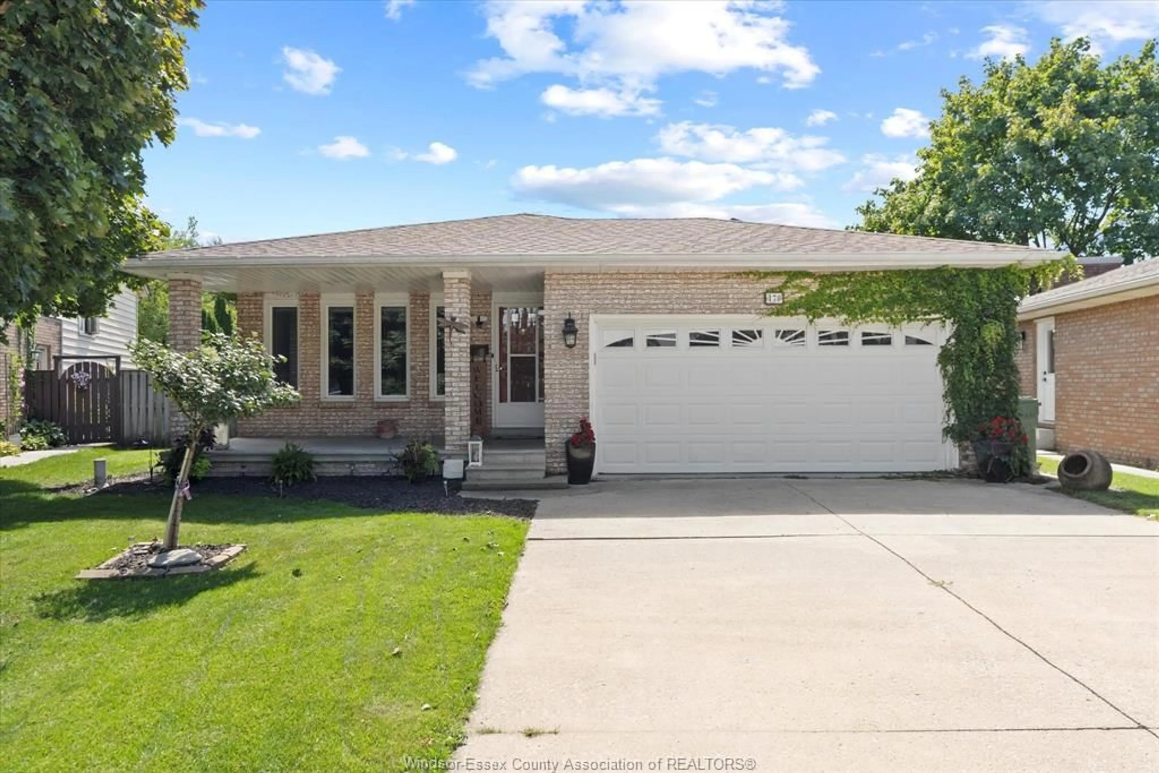 Frontside or backside of a home, the street view for 470 AMBERLY Cres, Tecumseh Ontario N8N 3M3