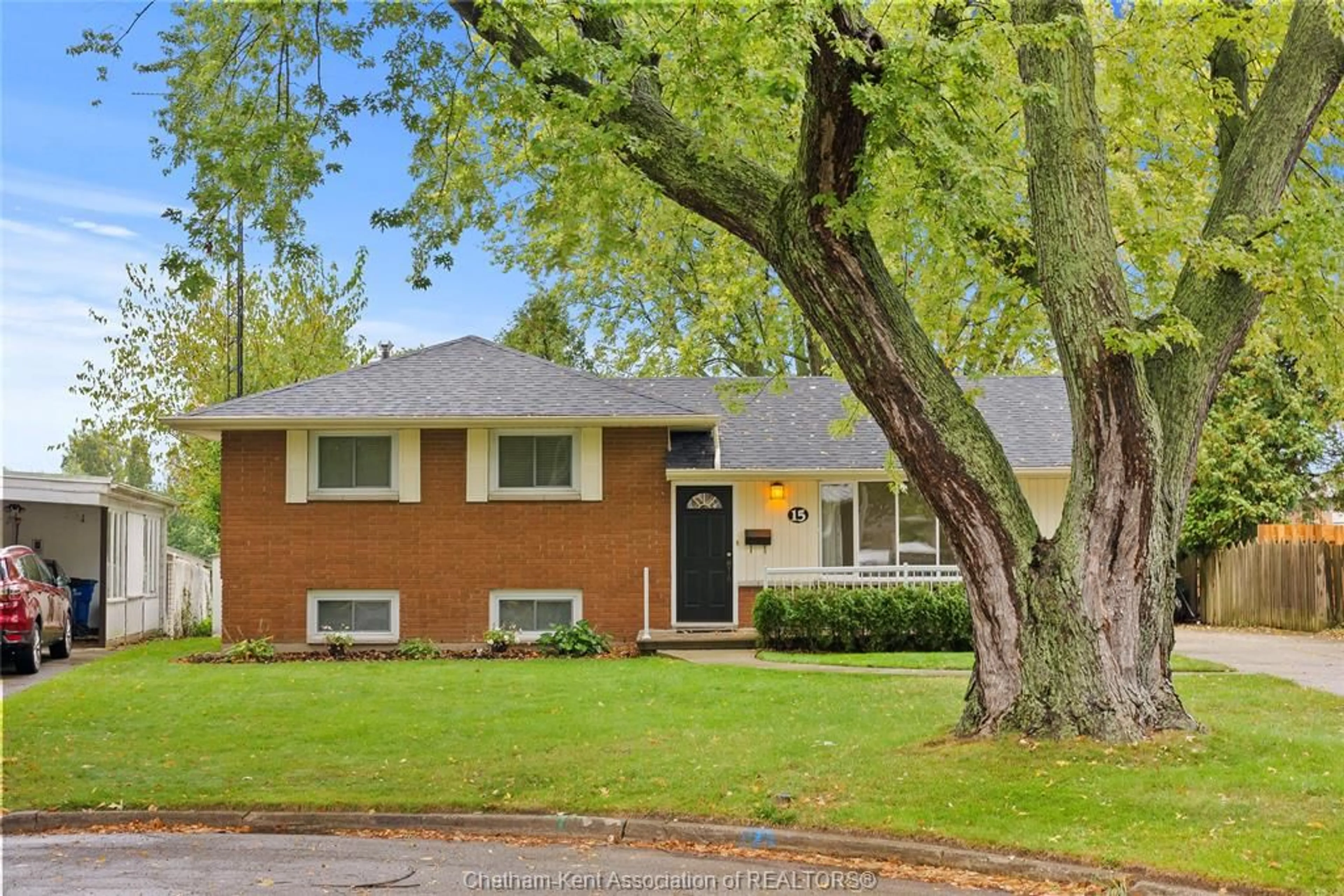 Home with brick exterior material for 15 Quail Pl, Chatham Ontario N7L 1G1