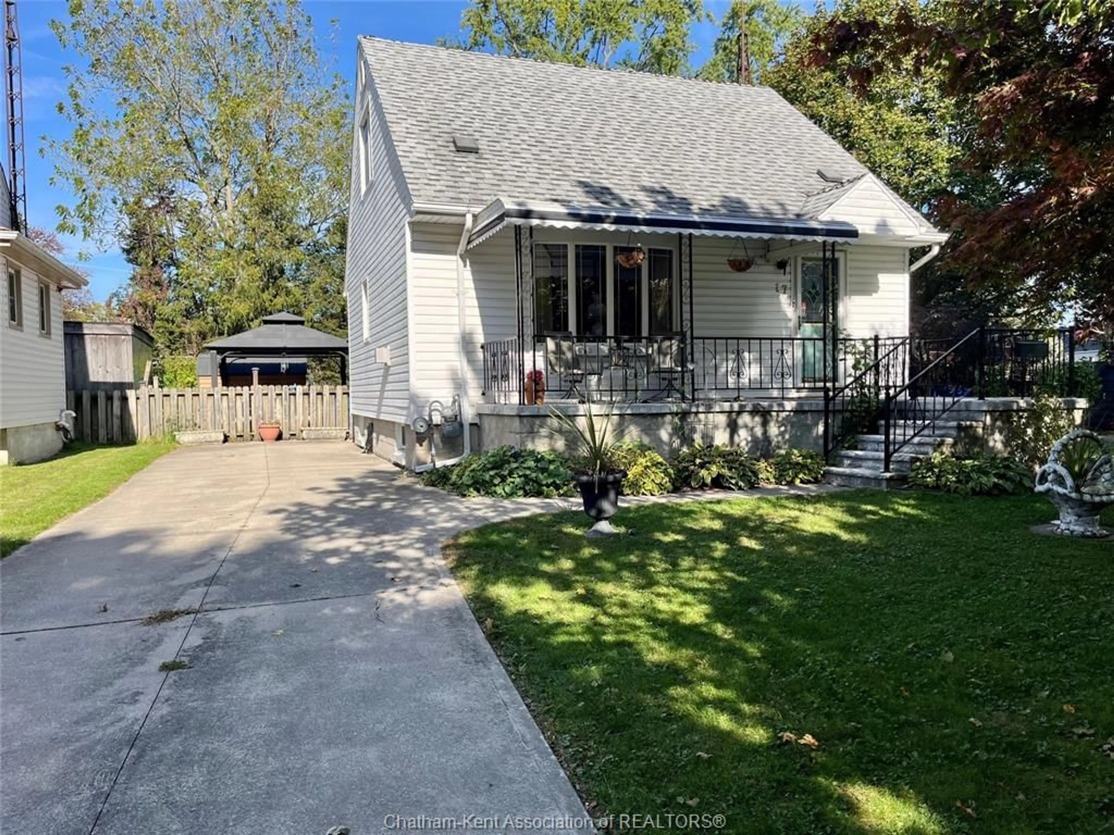 Frontside or backside of a home, cottage for 17 De Graeve Dr, Chatham Ontario N7L1N8