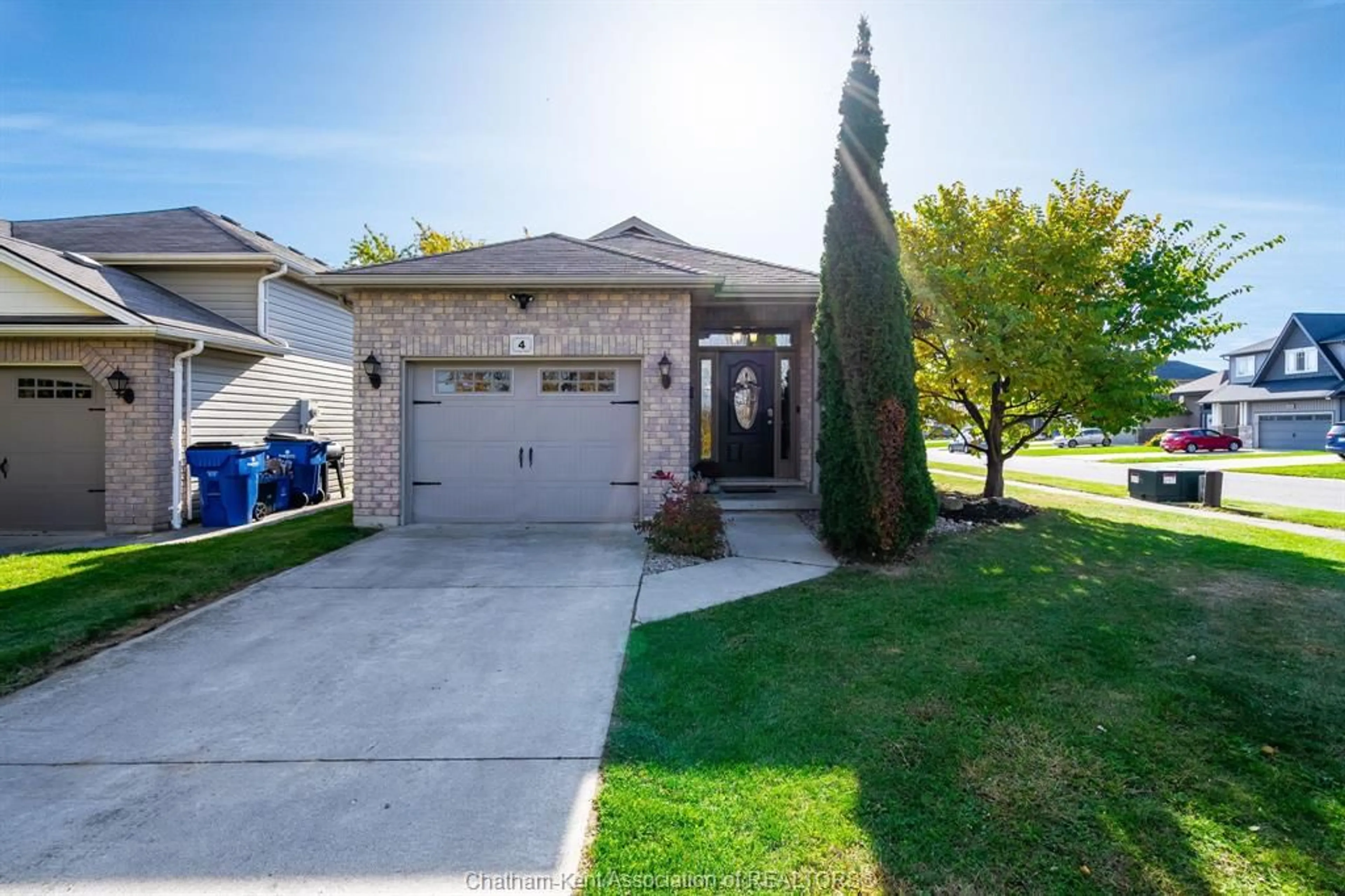 Frontside or backside of a home, the street view for 4 Creekview Pl, Chatham Ontario N7L 0A2