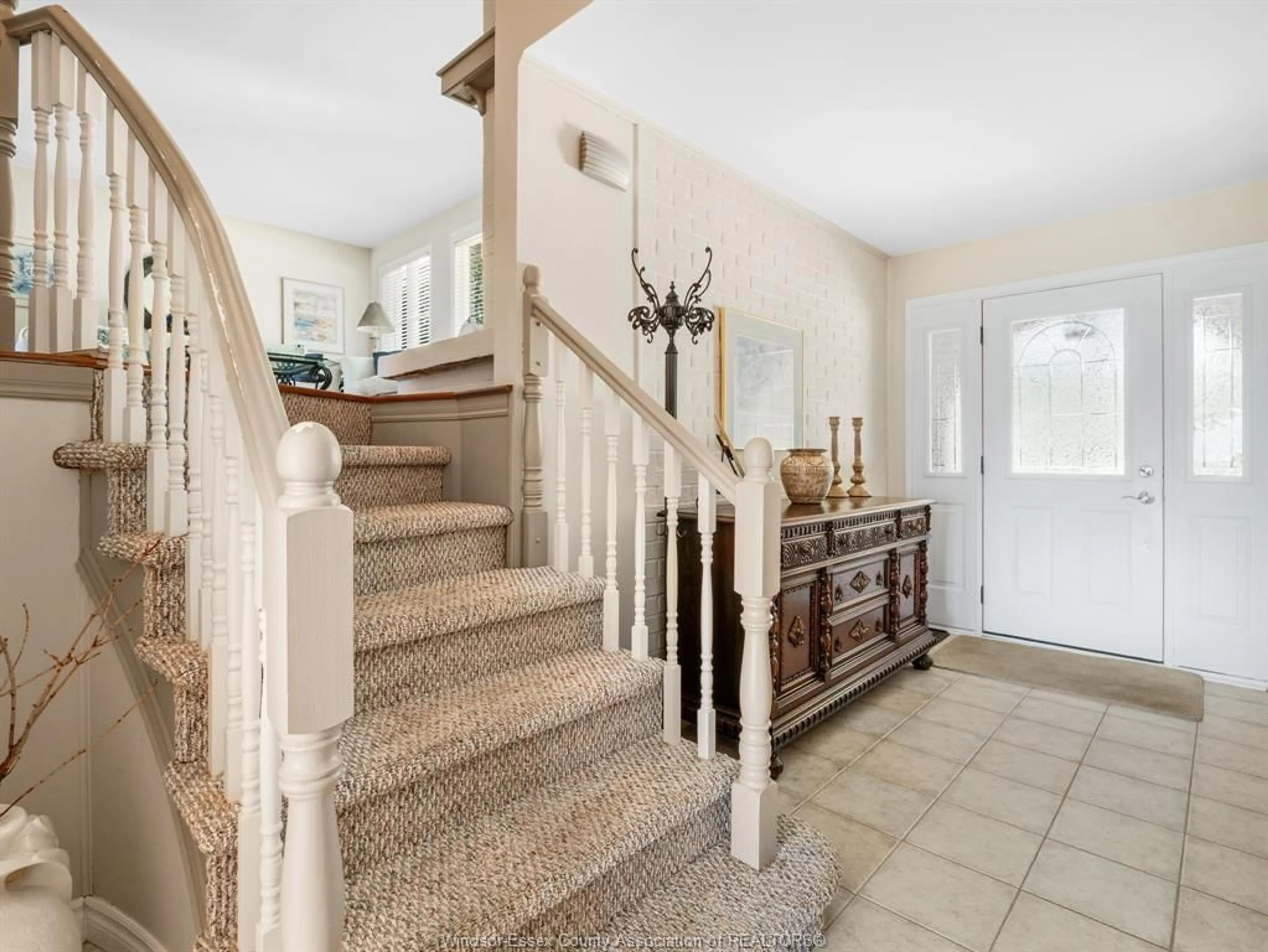 Indoor entryway, carpet floors for 989 Maple Grove Dr, Harrow Ontario N0R 1G0