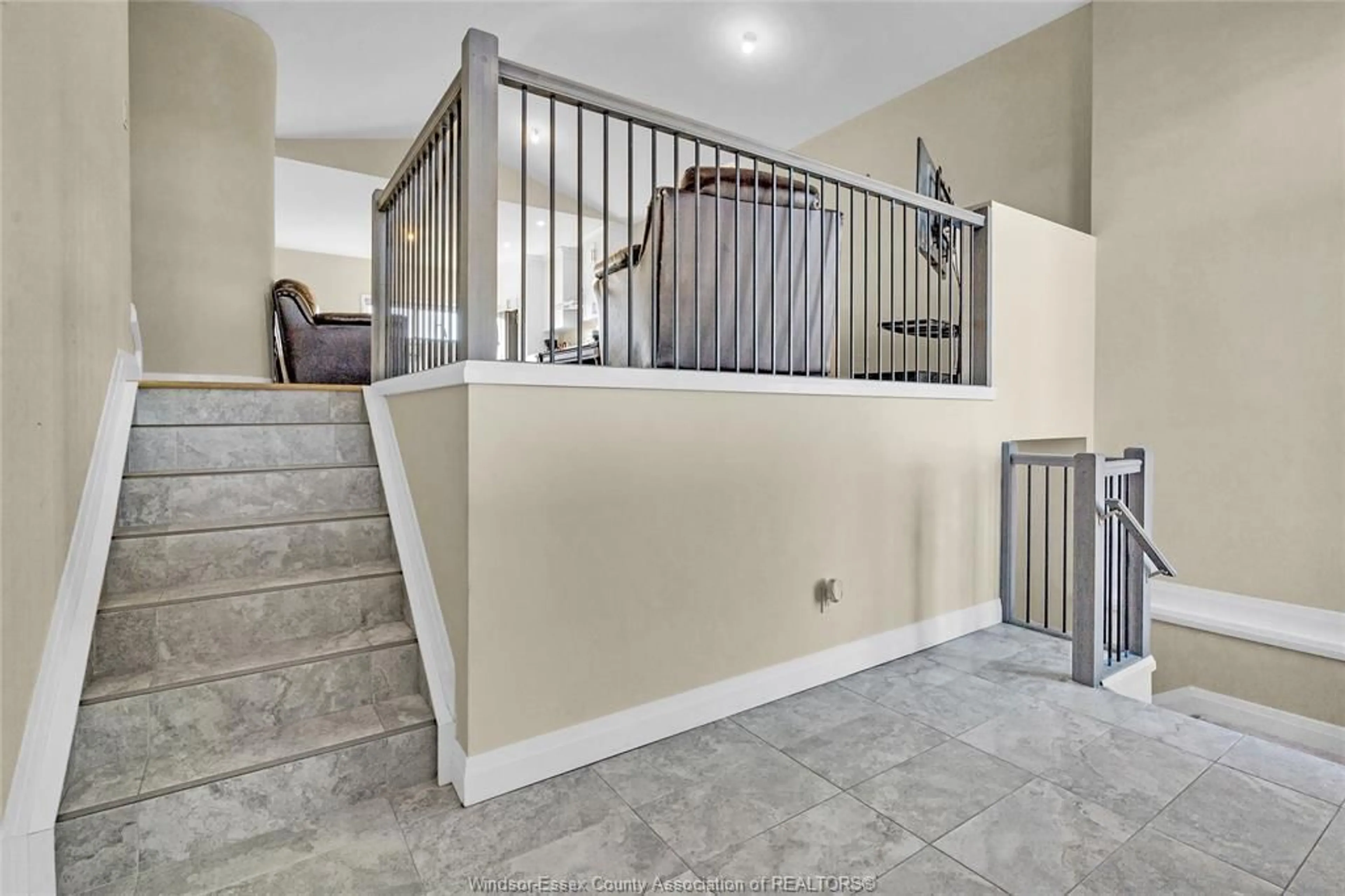 Indoor foyer, cement floor for 305 MORIN Rd, Amherstburg Ontario N9V 4B5