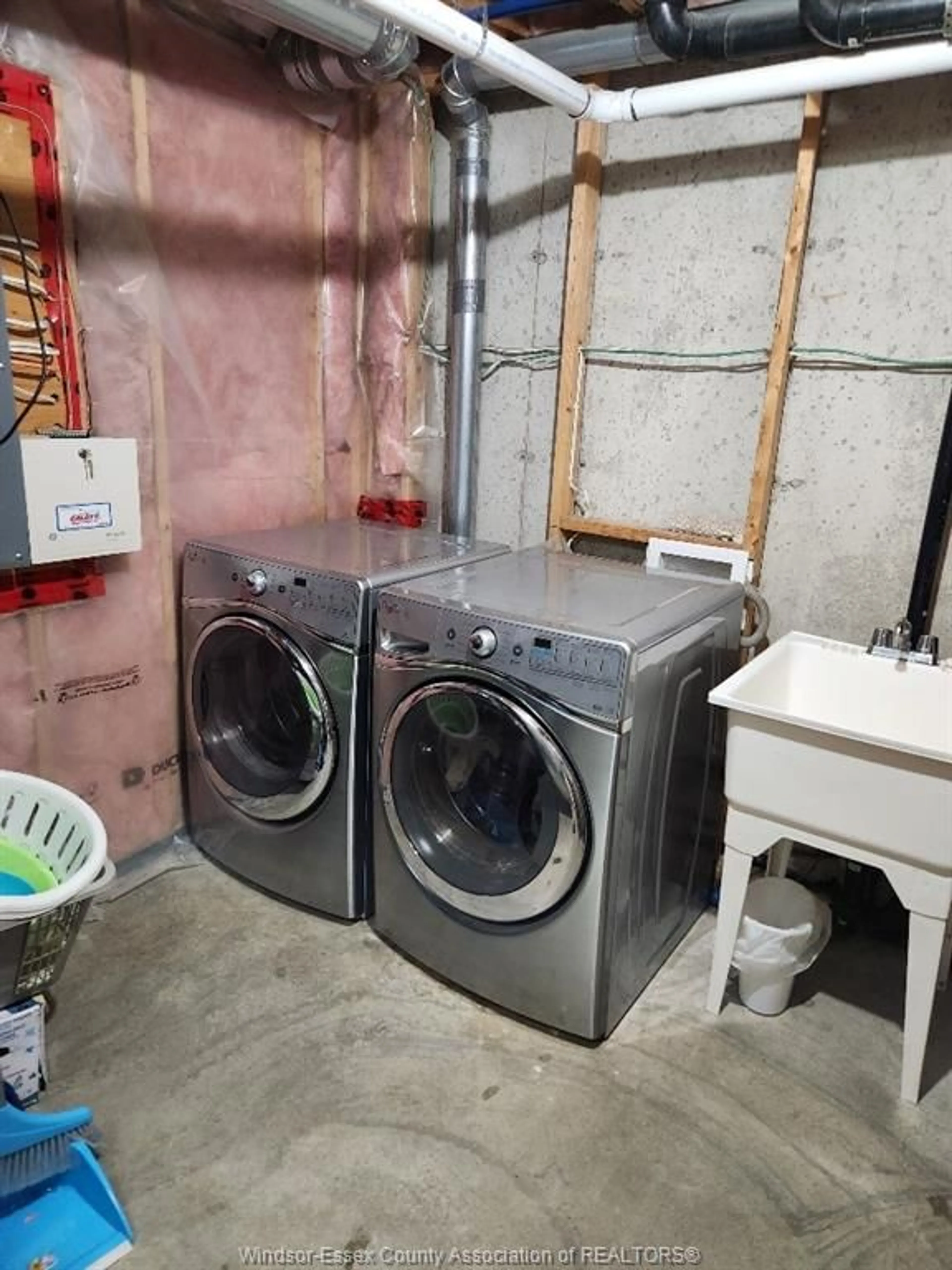 Laundry room for 11833 ROCKLAND, Windsor Ontario N8P 1Z7