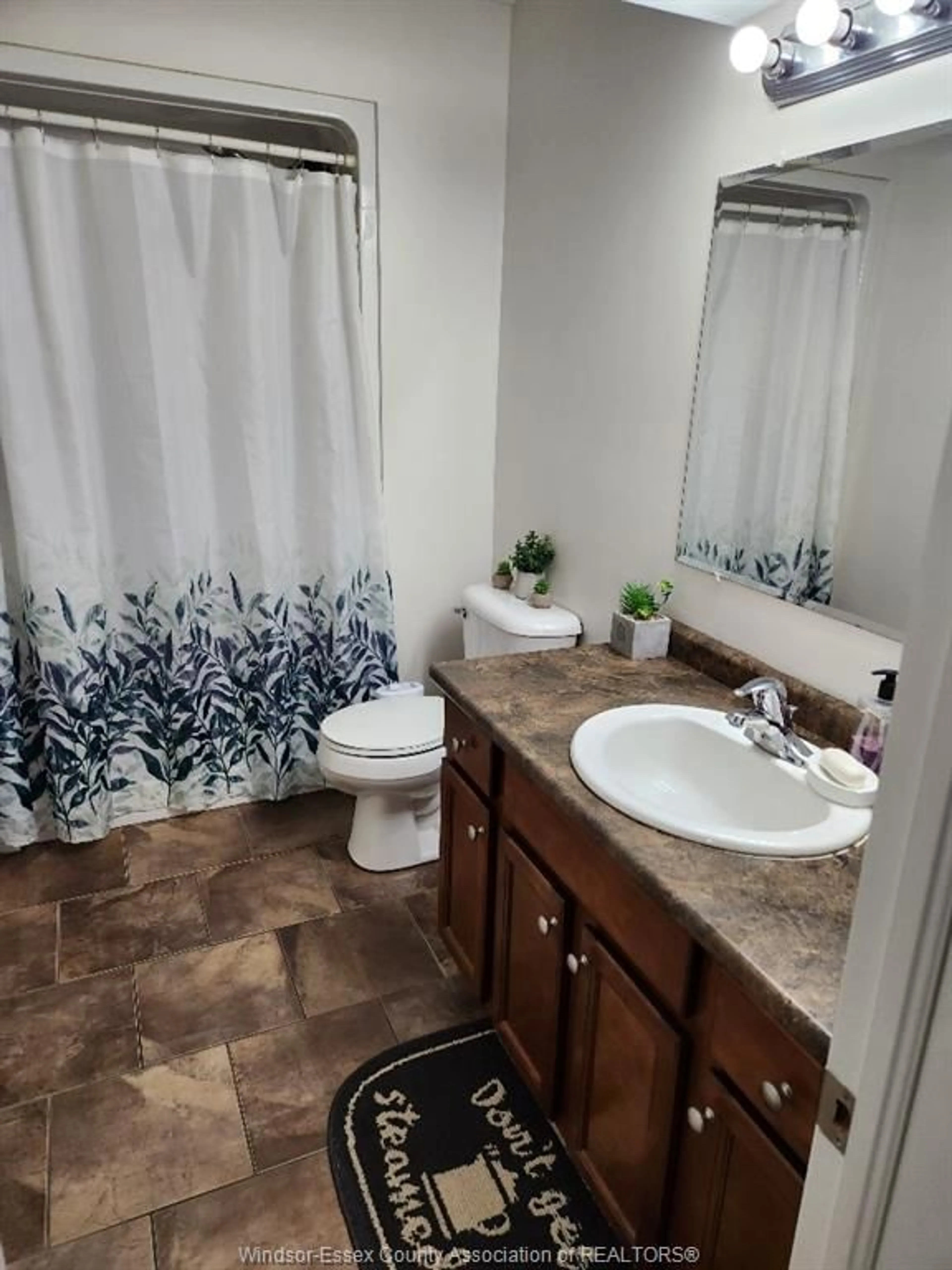 Standard bathroom, unknown floor for 11833 ROCKLAND, Windsor Ontario N8P 1Z7