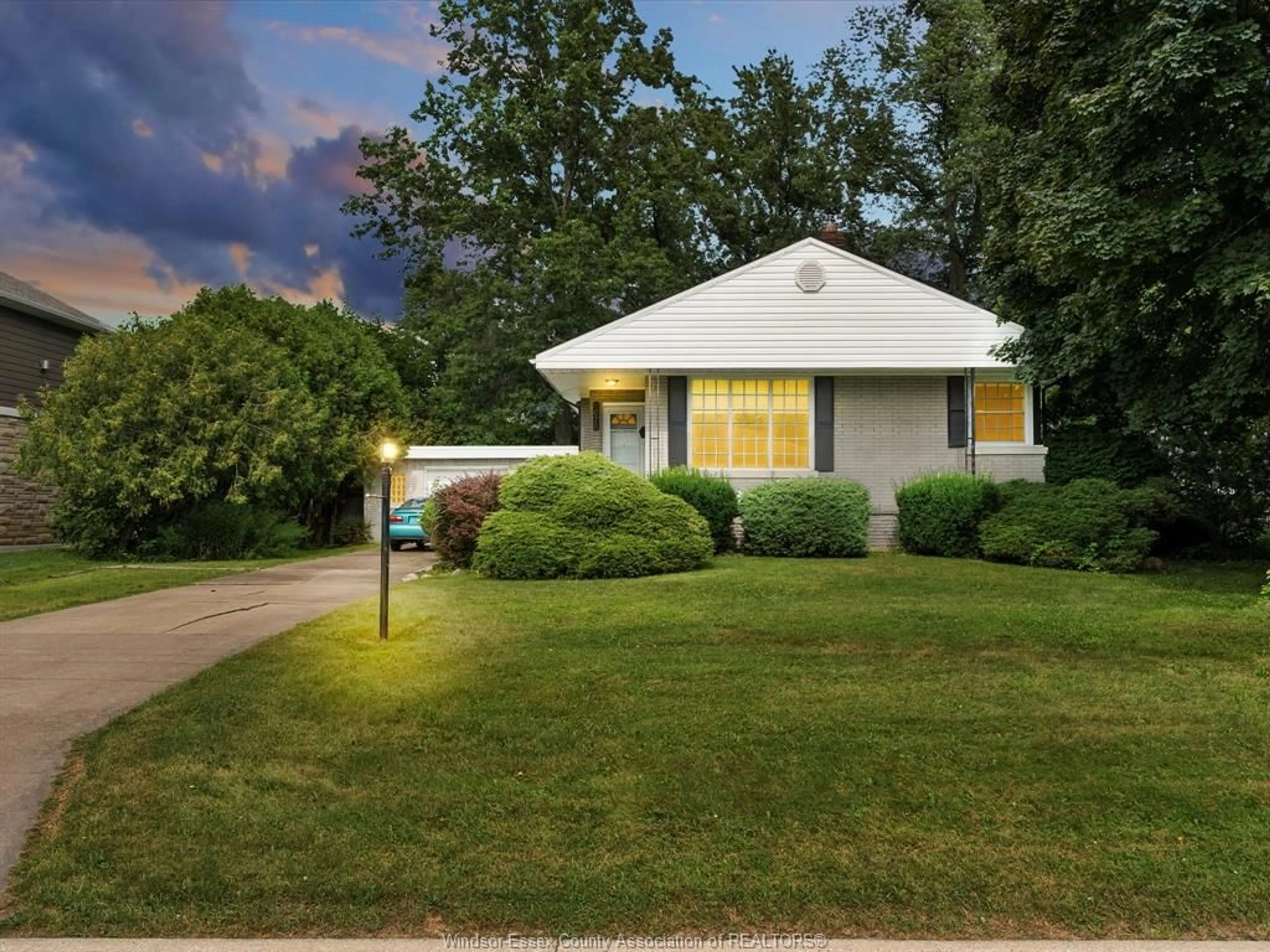 Frontside or backside of a home, cottage for 4078 Casgrain Dr, Windsor Ontario N9G 2A5