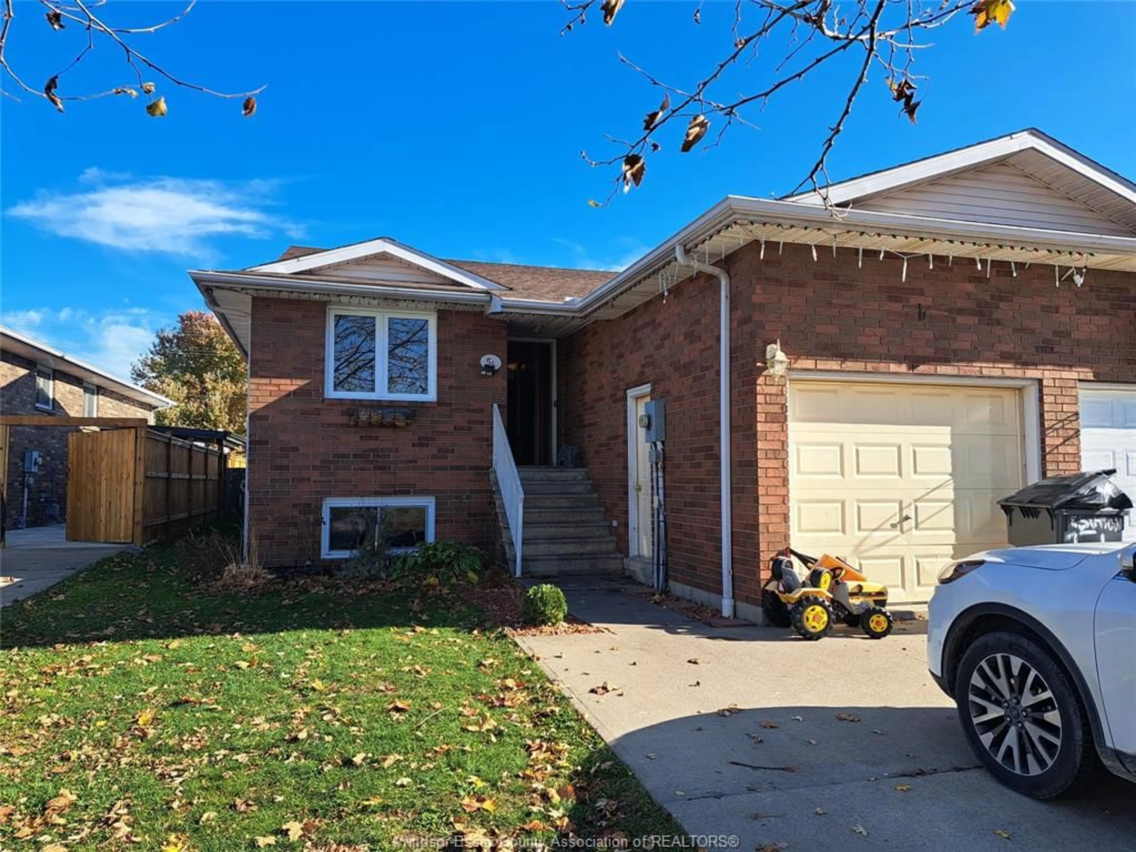 A pic from exterior of the house or condo, the street view for 54 SUTTON Dr, Leamington Ontario N8H 5C8