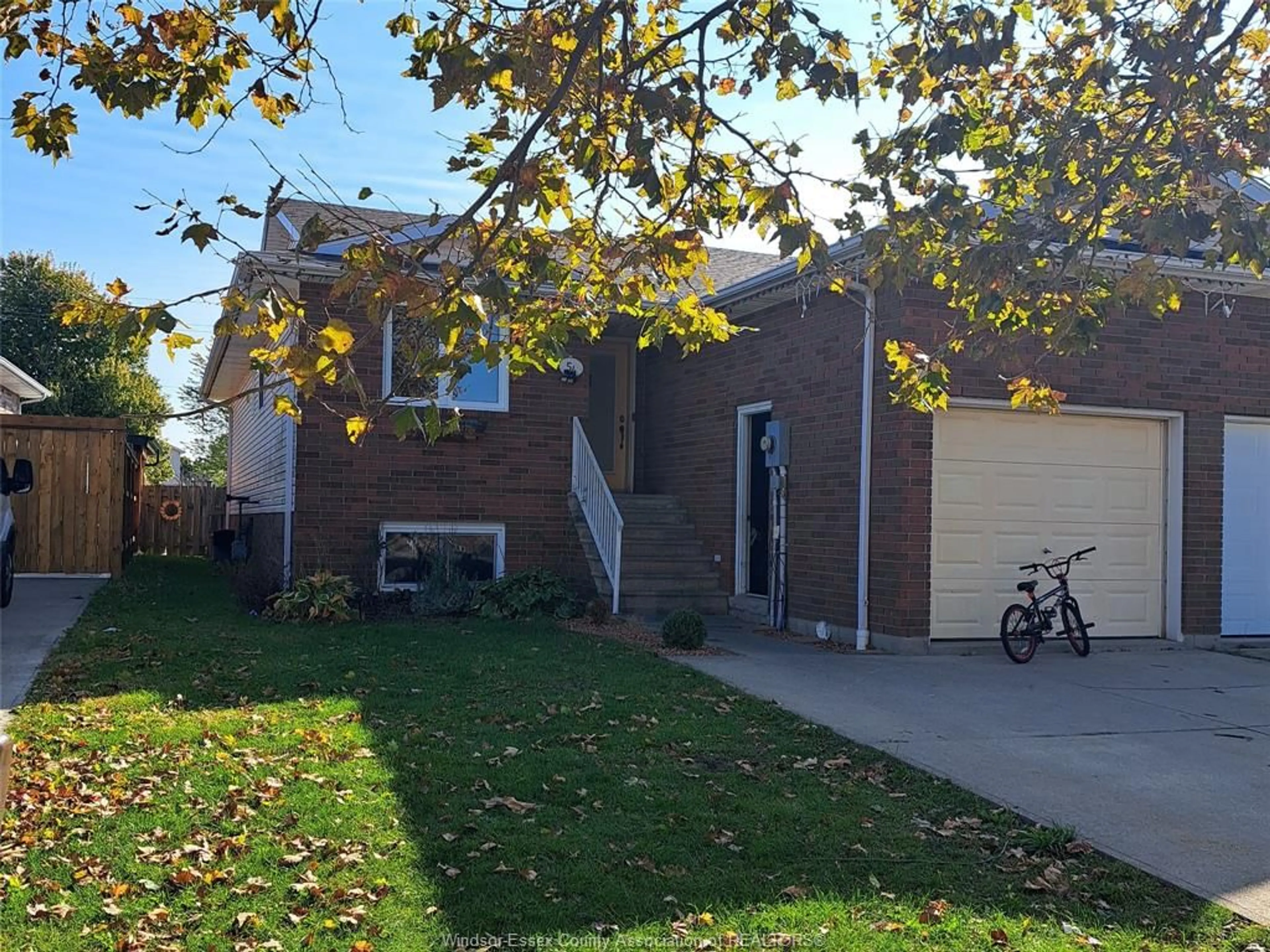 A pic from exterior of the house or condo, the street view for 54 SUTTON Dr, Leamington Ontario N8H 5C8