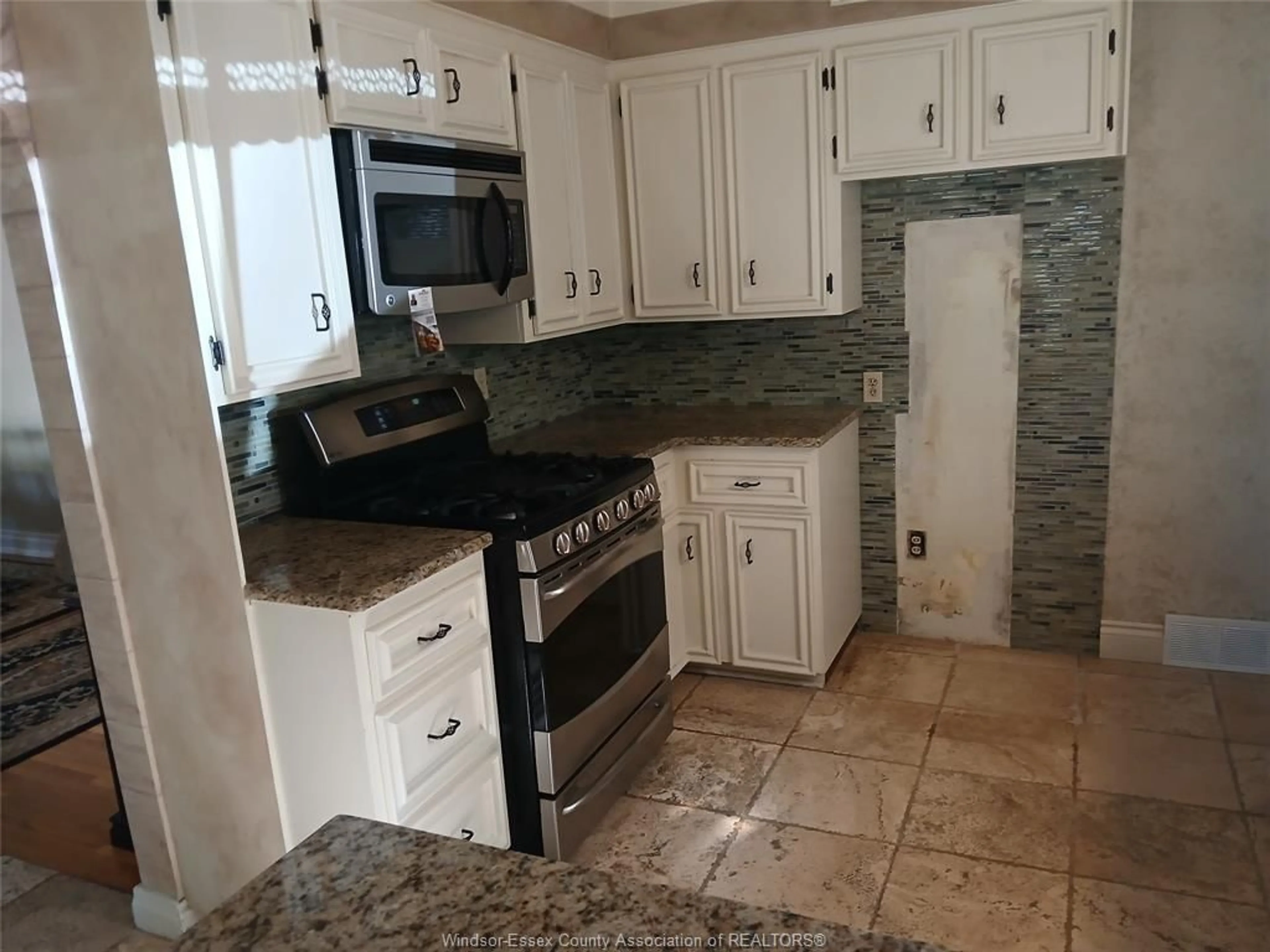 Standard kitchen, ceramic floors, cottage for 154 ESSEX, Tecumseh Ontario N8N 2K4