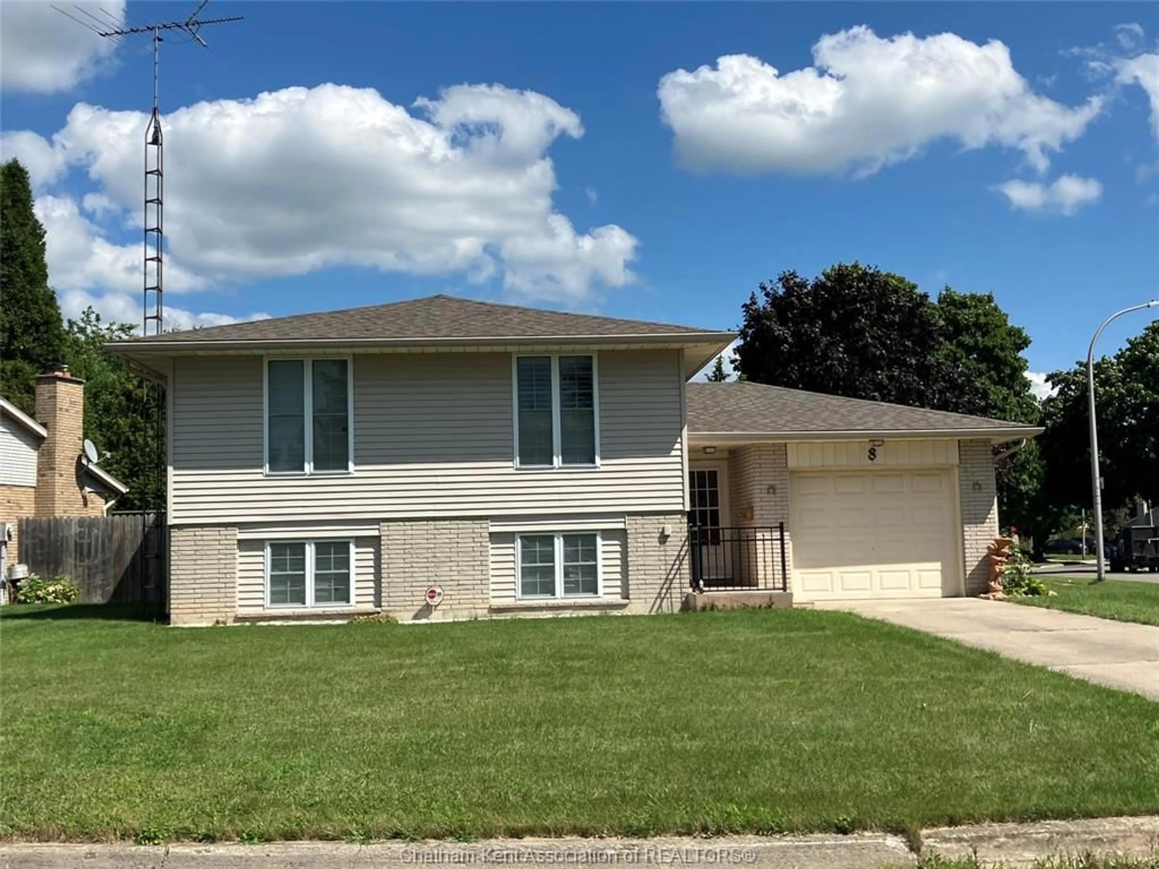 Frontside or backside of a home, the street view for 8 REGAL Pl, Chatham Ontario N7M 5P5