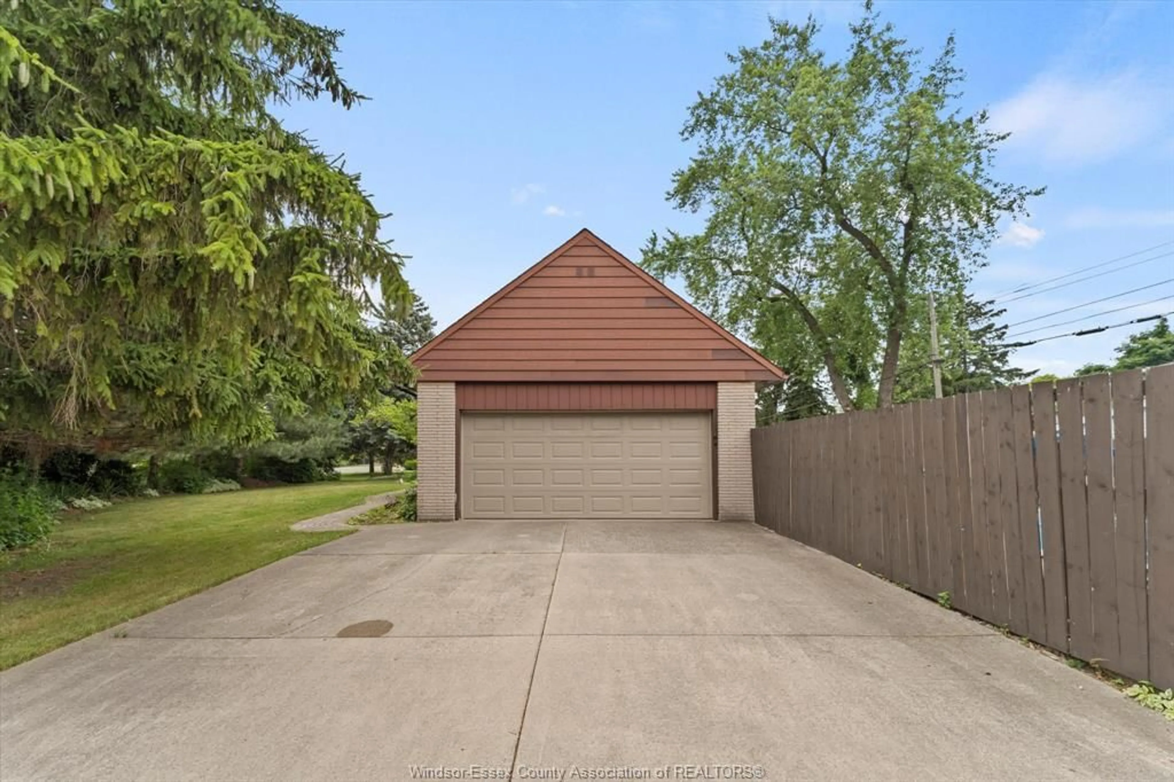 Indoor garage, cement floor for 4015 DOUGALL Ave, Windsor Ontario N9G 1X4