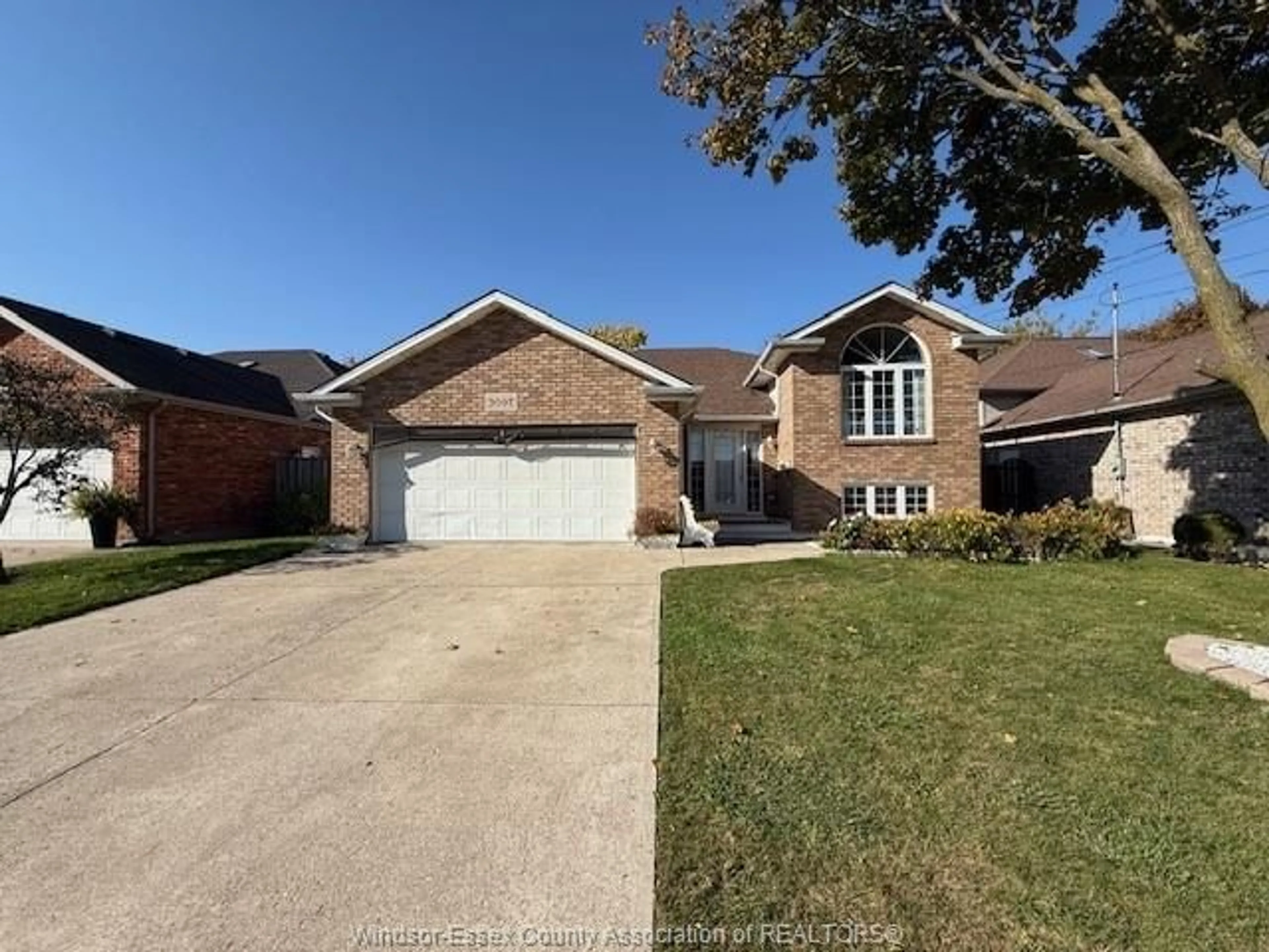 Frontside or backside of a home, the street view for 3097 ROBINET, Windsor Ontario N8R 1P7