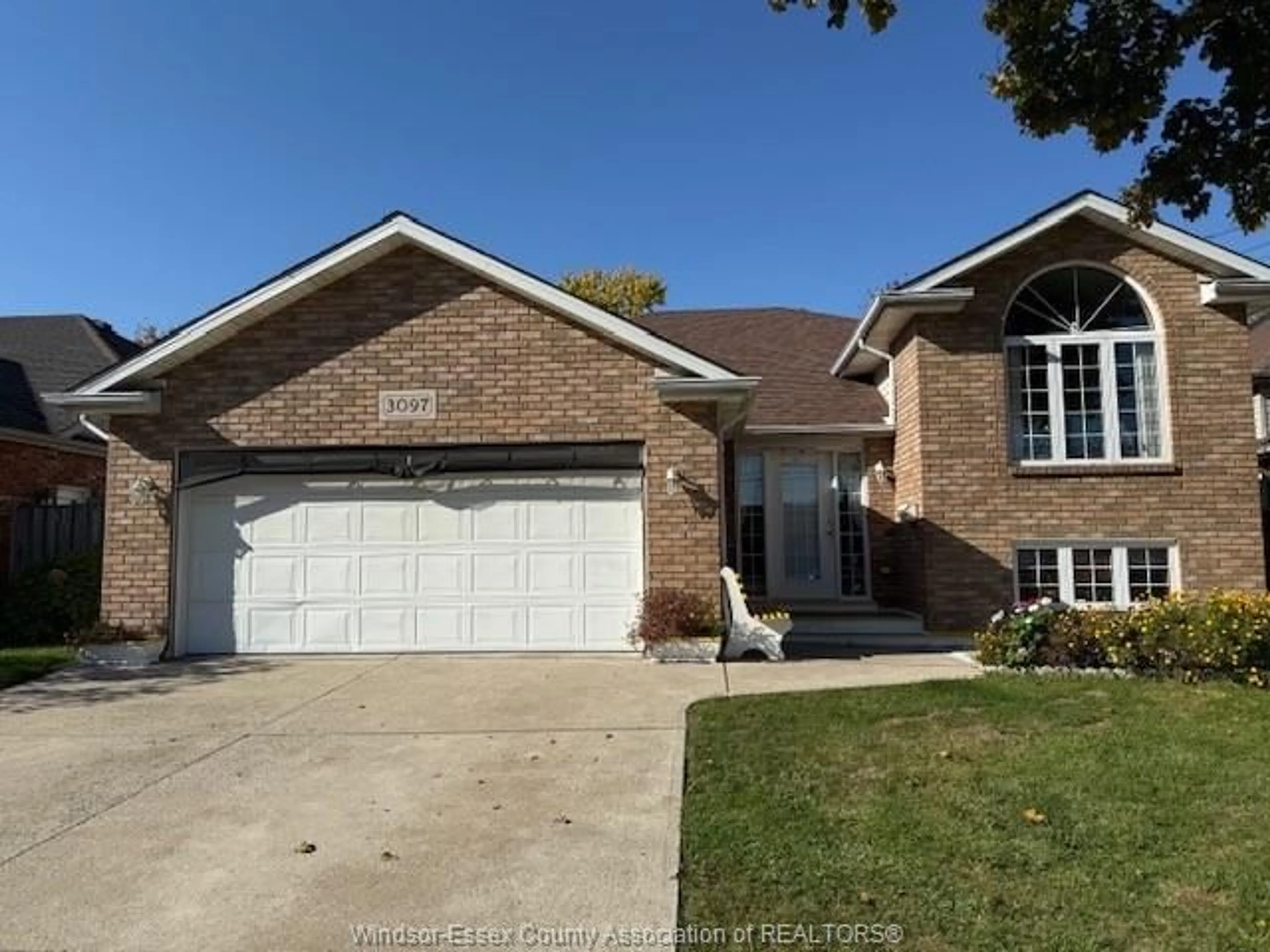 Frontside or backside of a home, the street view for 3097 ROBINET, Windsor Ontario N8R 1P7