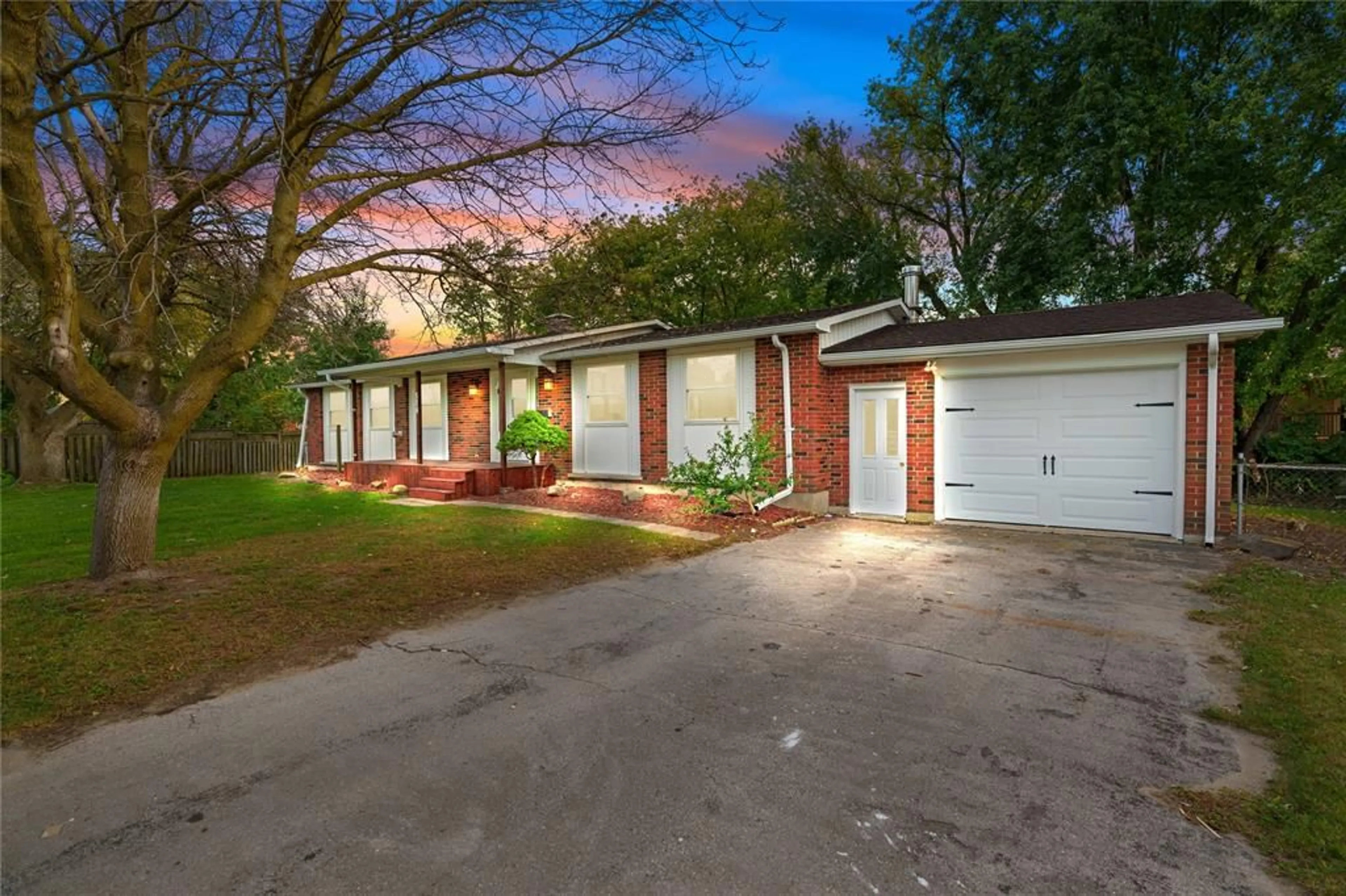 A pic from exterior of the house or condo, the street view for 314 LAUGHTON Cres, Strathroy Ontario N7G 1H7