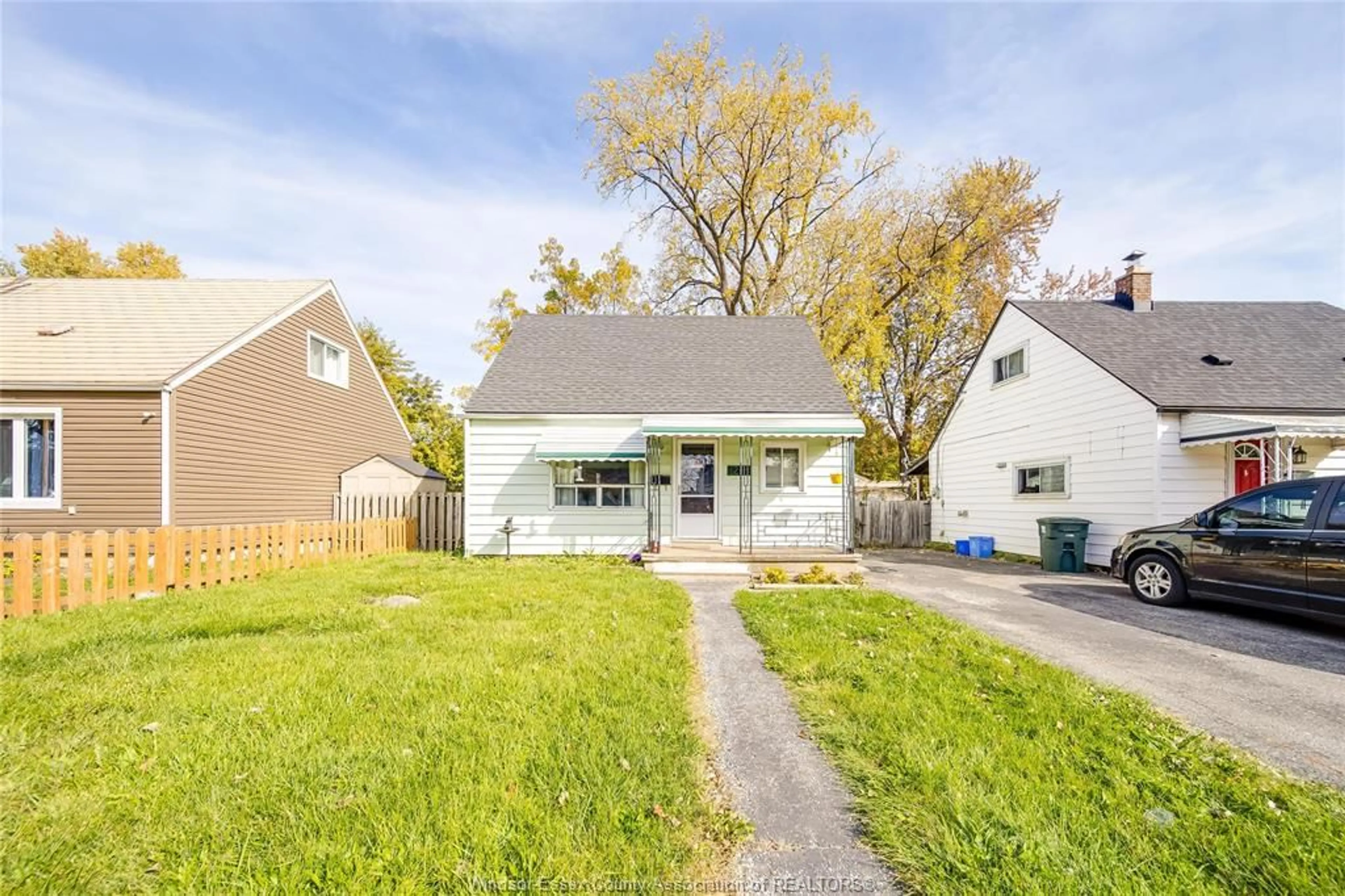 Frontside or backside of a home, the fenced backyard for 1256 CALIFORNIA Ave, Windsor Ontario N9B 2Z9