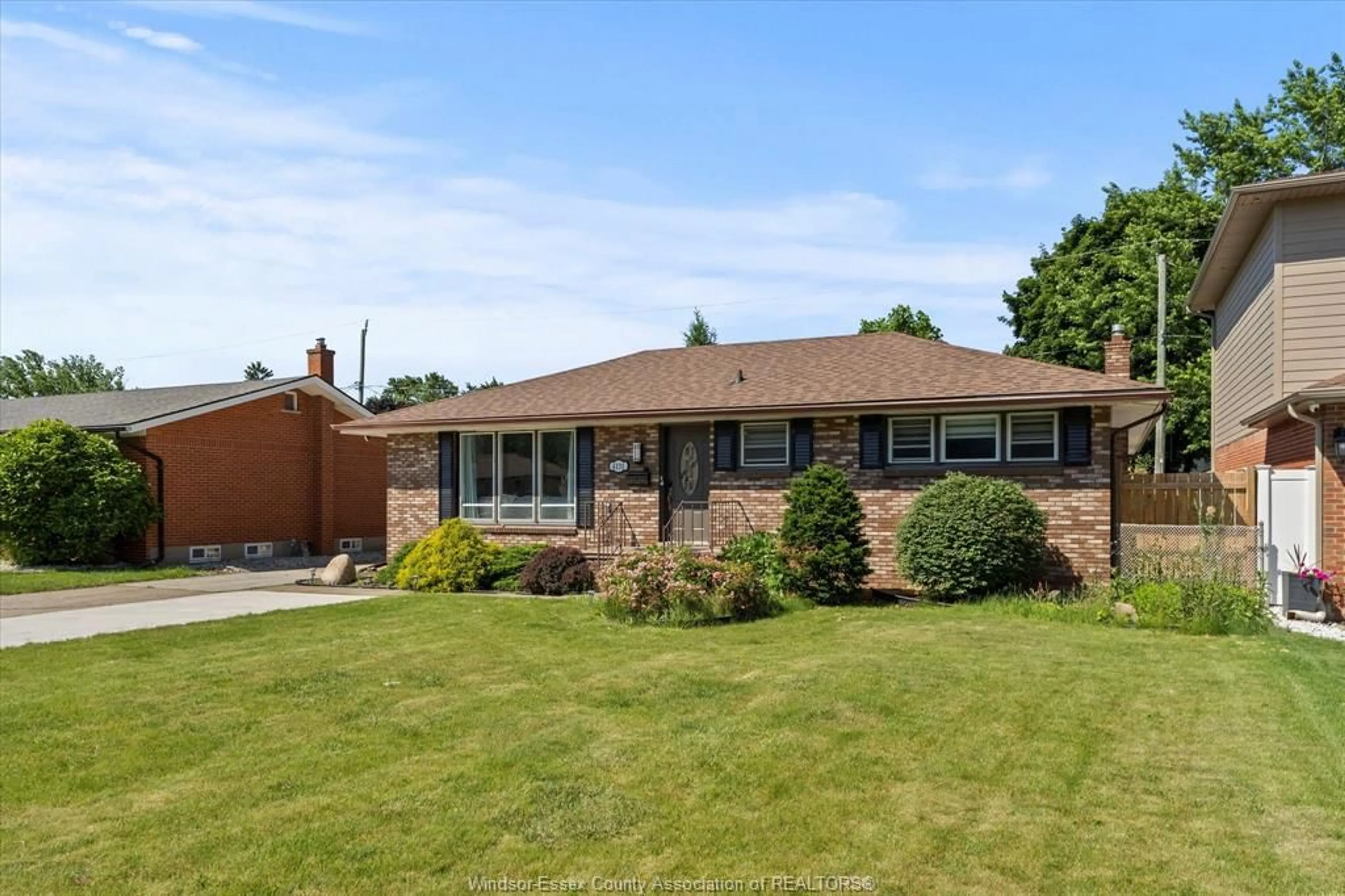 Frontside or backside of a home, cottage for 4131 MOUNT ROYAL Dr, Windsor Ontario N9G 2C3