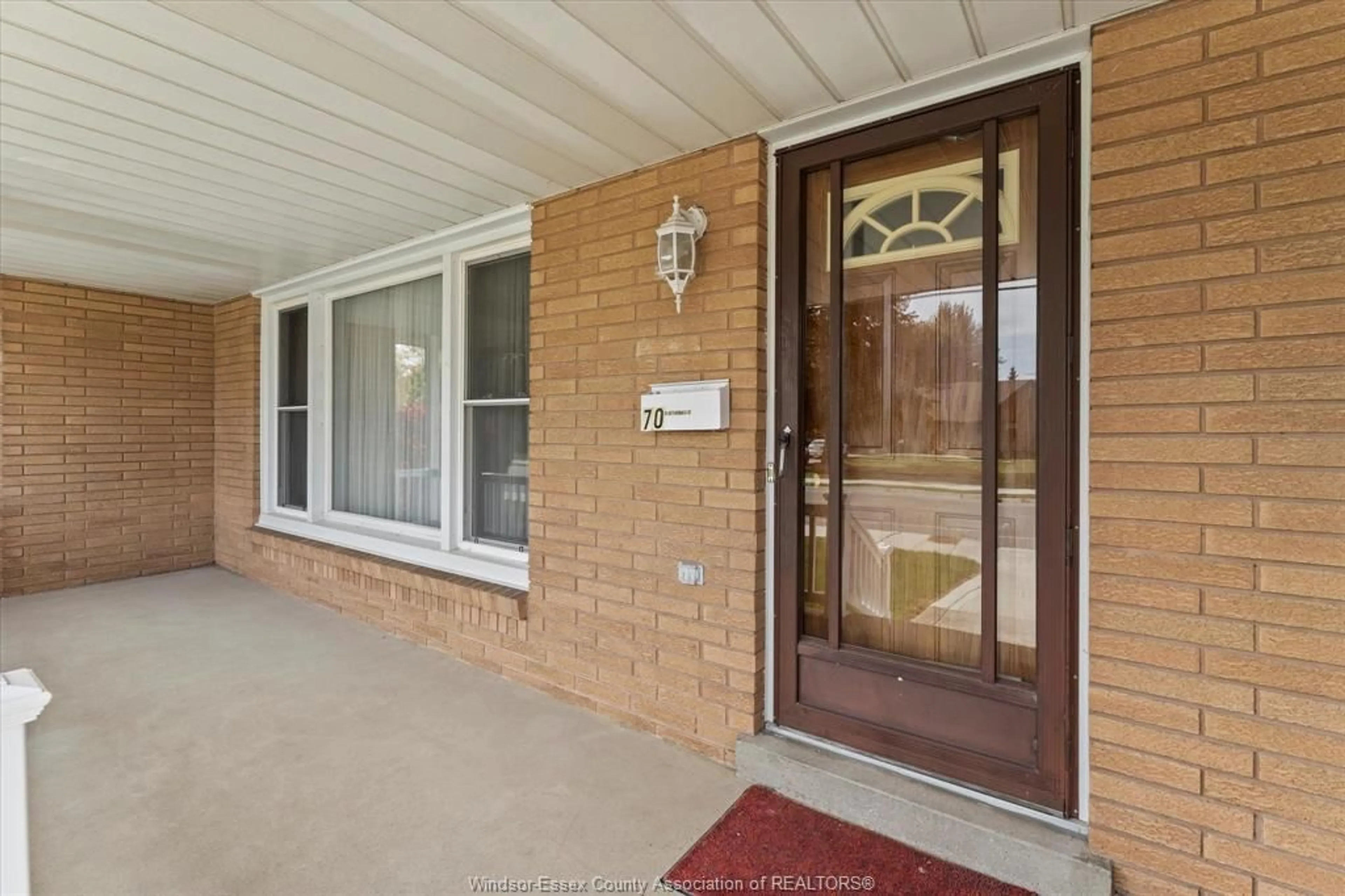 Indoor entryway, wood floors for 70 FRYER St, Amherstburg Ontario N9V 2L6