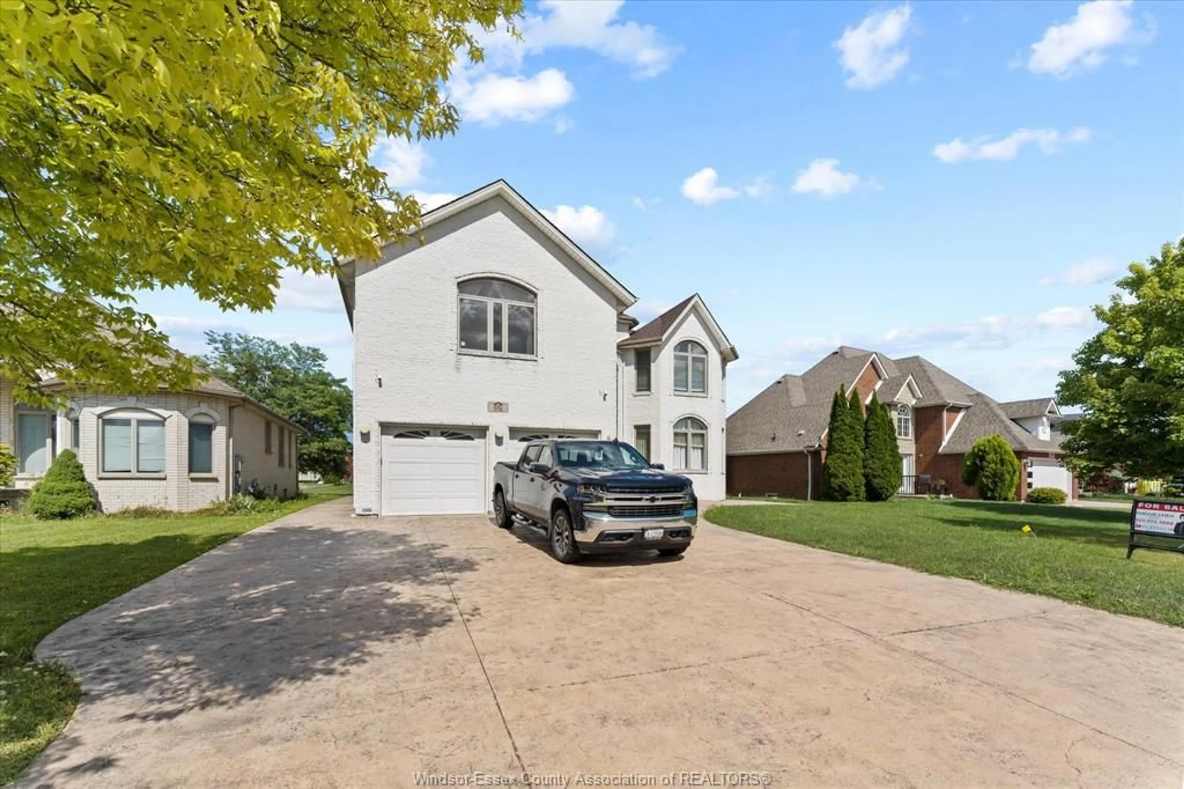 Frontside or backside of a home, the street view for 974 LAKE TRAIL Dr, Windsor Ontario N9G 2R3