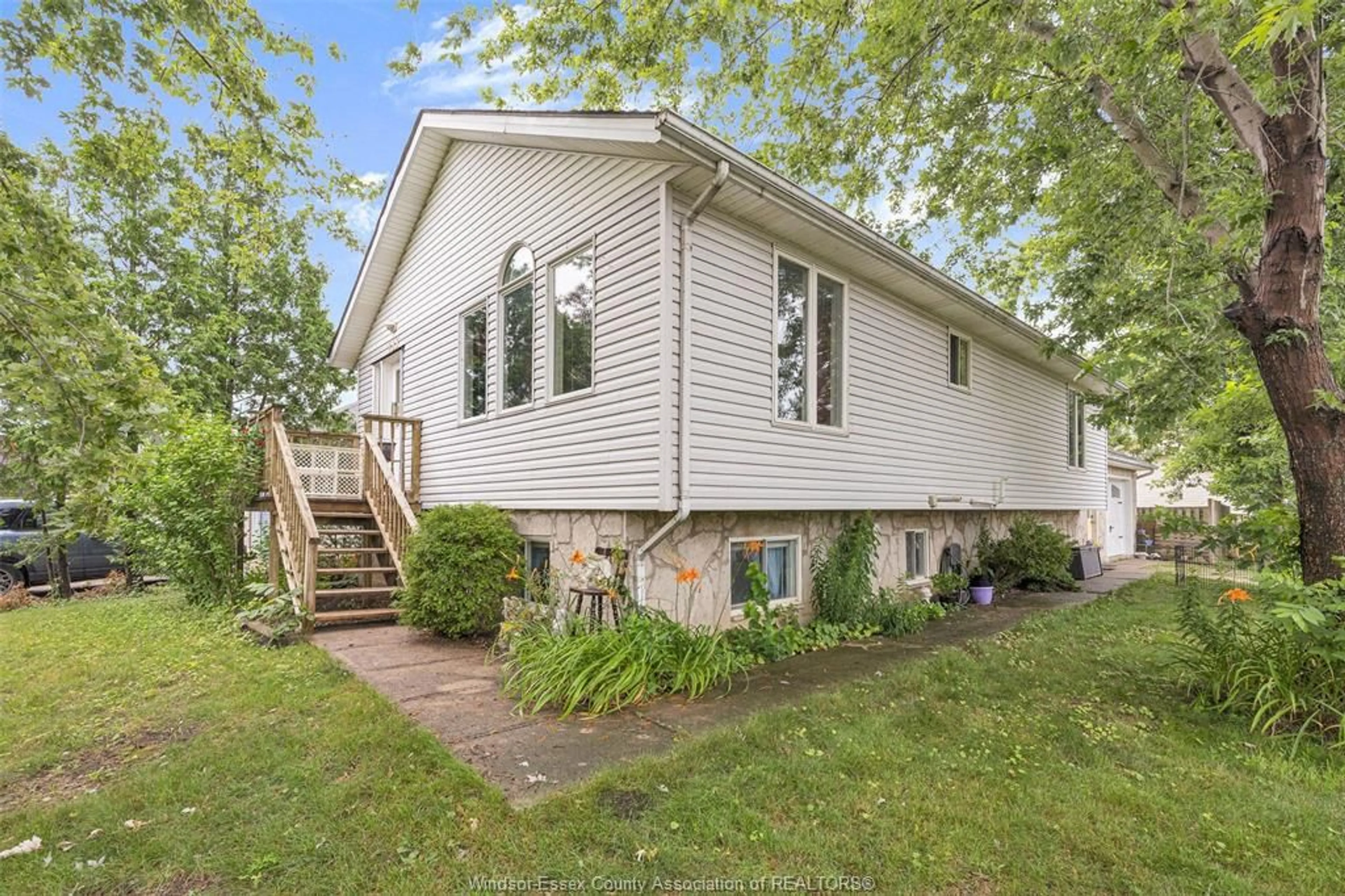 Frontside or backside of a home, cottage for 283 MAPLE St, Harrow Ontario N0R 1G0