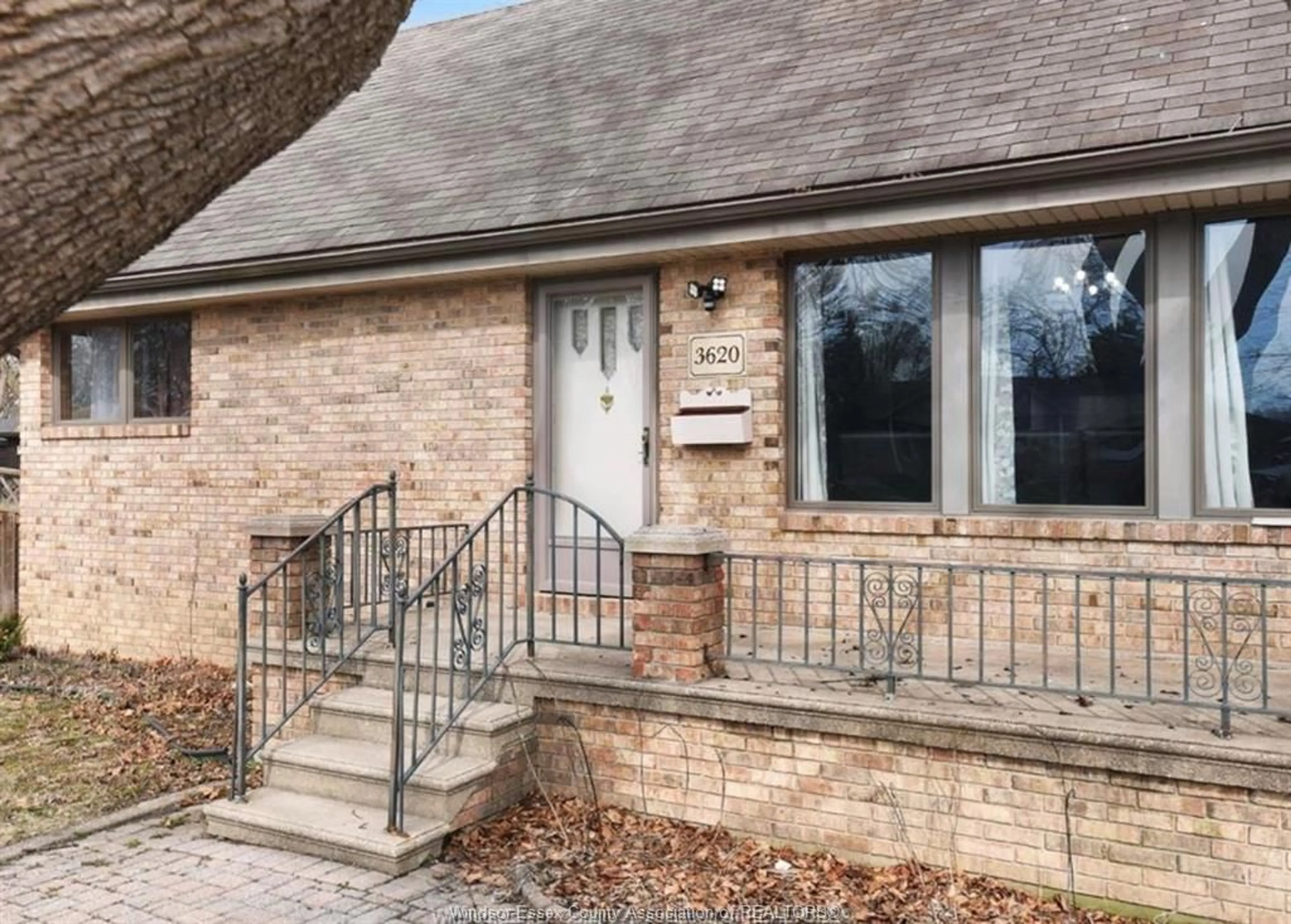 Home with brick exterior material for 3620 DANDURAND, Windsor Ontario N9E 2G3