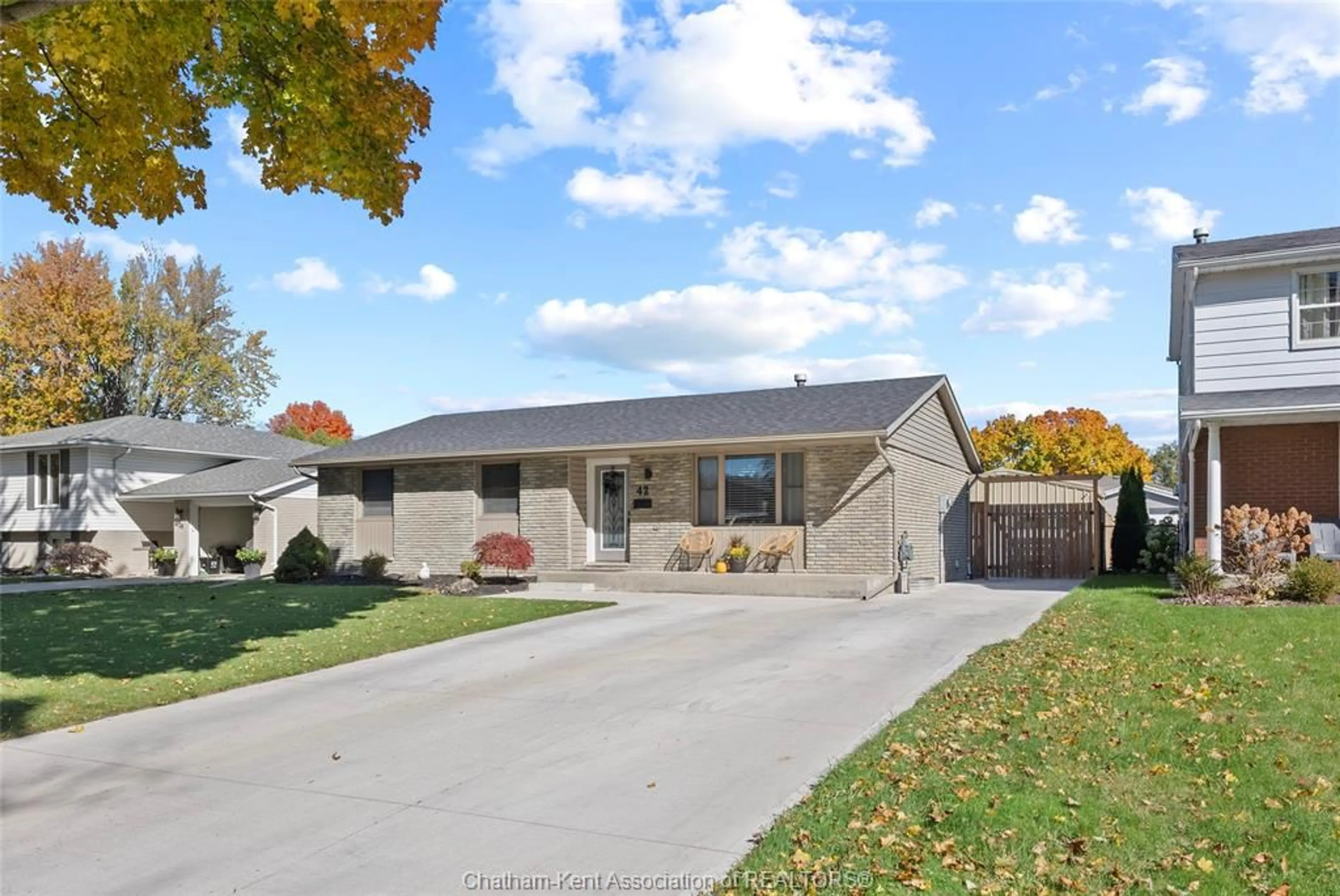 Frontside or backside of a home, the street view for 42 Daleview Cres, Chatham Ontario N7M 5W1