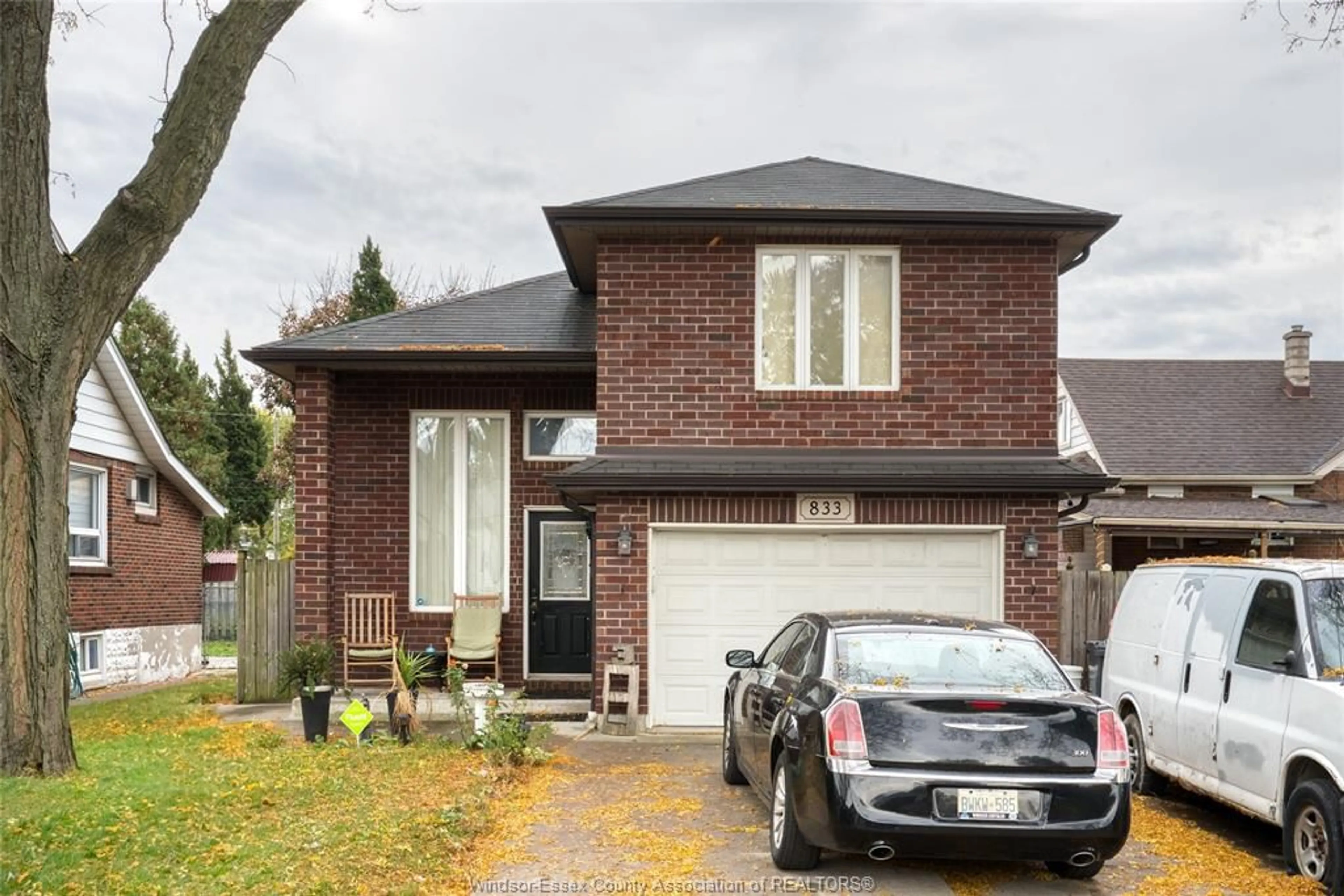 Home with brick exterior material for 833 HILDEGARDE St, Windsor Ontario N8X 3A2