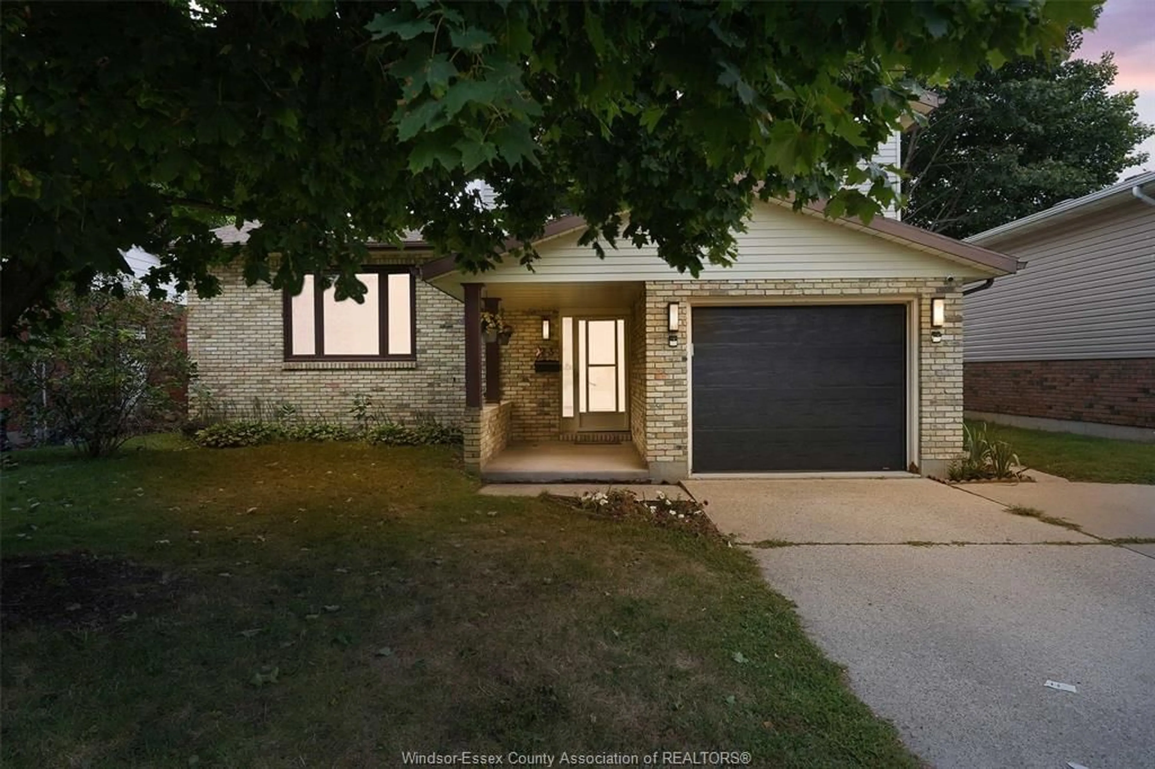 Frontside or backside of a home, the street view for 23 ARGYLE, Chatham Ontario N7L 4T7