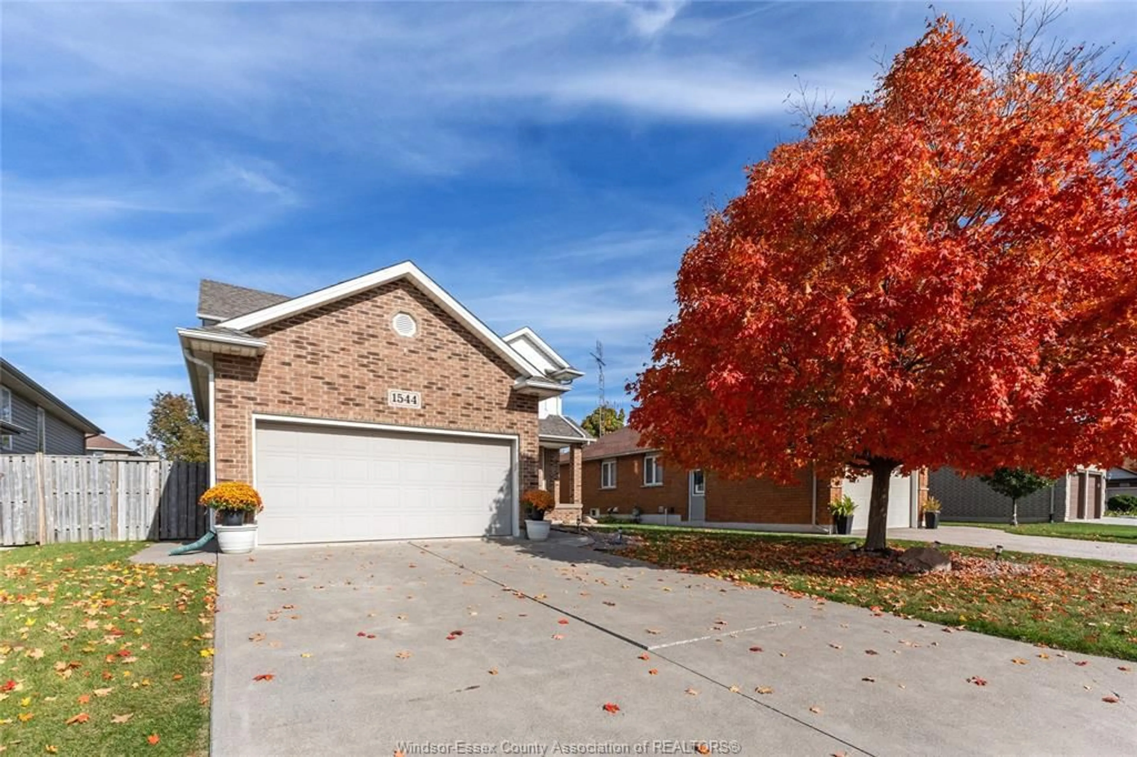 Frontside or backside of a home, the street view for 1544 HEATHERGLEN Dr, Tecumseh Ontario N8N 5B3